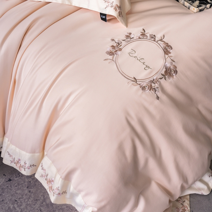 91家纺网 家纺一手货源 找家纺 卡姿家纺 2025秋冬60支长绒棉全棉纯棉女奢温柔刺绣四件套— 奥莉雅 奥莉雅-雅灰粉