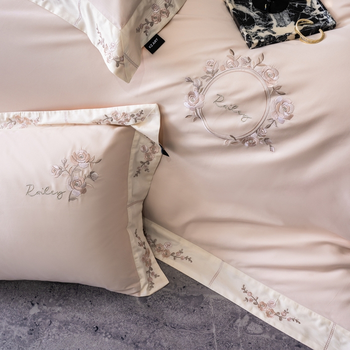 91家纺网 家纺一手货源 找家纺 卡姿家纺 2025秋冬60支长绒棉全棉纯棉女奢温柔刺绣四件套— 奥莉雅 奥莉雅-雅灰粉