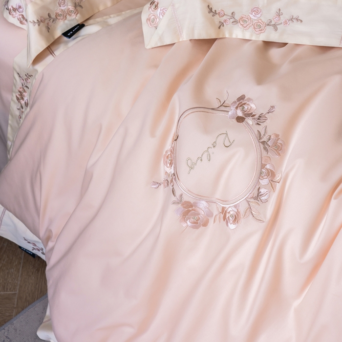 91家纺网 家纺一手货源 找家纺 卡姿家纺 2025秋冬60支长绒棉全棉纯棉女奢温柔刺绣四件套— 奥莉雅 奥莉雅-雅灰粉