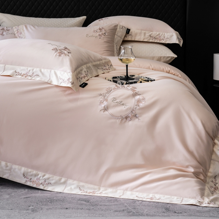 91家纺网 家纺一手货源 找家纺 卡姿家纺 2025秋冬60支长绒棉全棉纯棉女奢温柔刺绣四件套— 奥莉雅 奥莉雅-雅灰粉