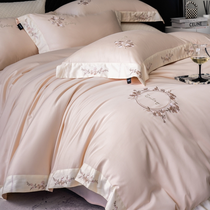 91家纺网 家纺一手货源 找家纺 卡姿家纺 2025秋冬60支长绒棉全棉纯棉女奢温柔刺绣四件套— 奥莉雅 奥莉雅-雅灰粉