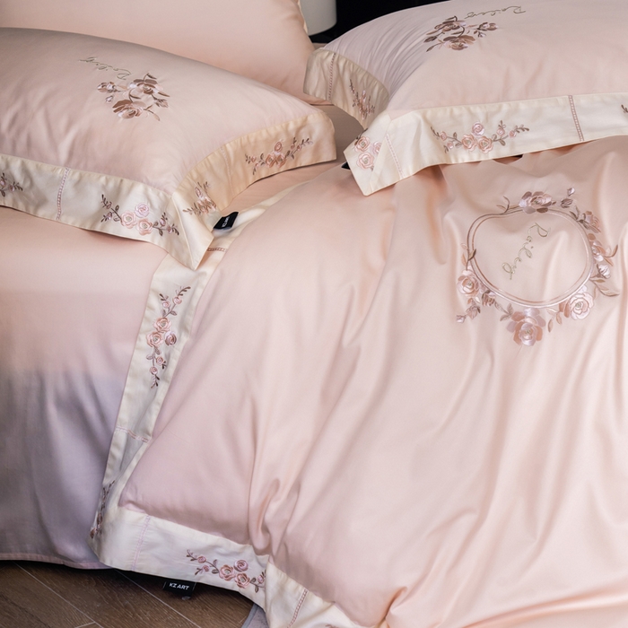 91家纺网 家纺一手货源 找家纺 卡姿家纺 2025秋冬60支长绒棉全棉纯棉女奢温柔刺绣四件套— 奥莉雅 奥莉雅-雅灰粉