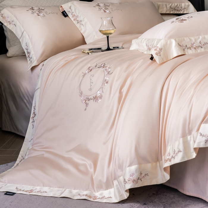 91家纺网 家纺一手货源 找家纺 卡姿家纺 2025秋冬60支长绒棉全棉纯棉女奢温柔刺绣四件套— 奥莉雅 奥莉雅-雅灰粉