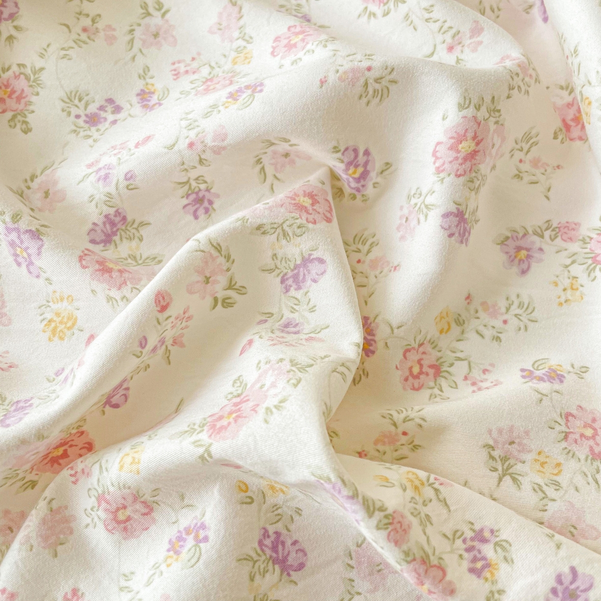 91家纺网 家纺一手货源 找家纺 首爱家纺 2025新款木棉双层纱印花床笠 镜花水月