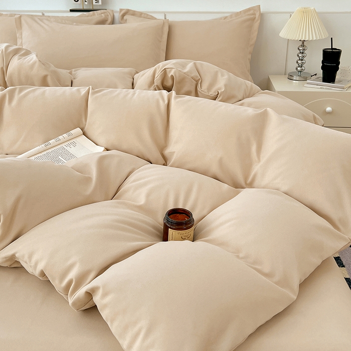 91家纺网 家纺一手货源 找家纺 世爵 2025新款热款轻奢简约风高克重纯色140克水洗磨毛四件套 卡其色