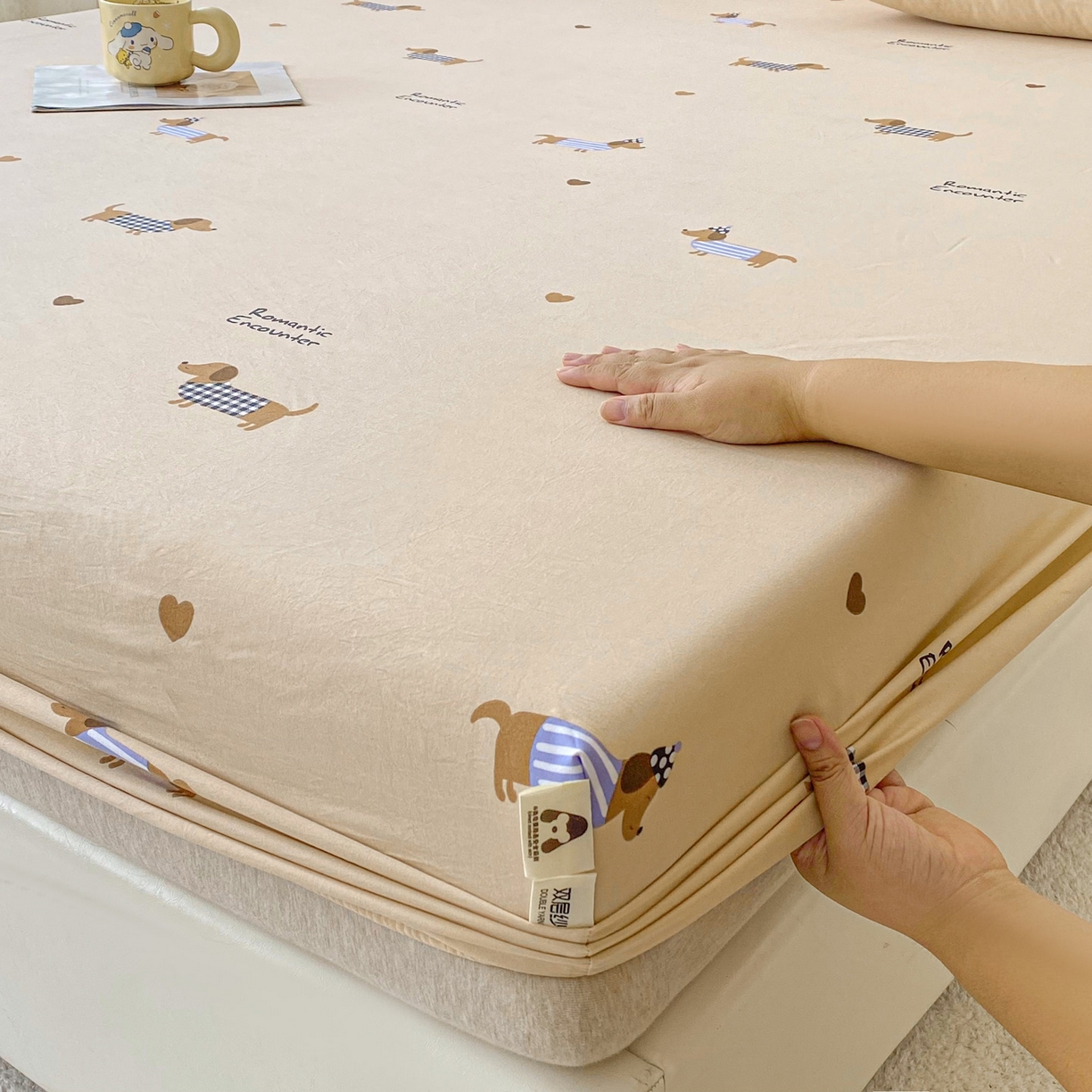 91家纺网 家纺一手货源 找家纺 首爱家纺 2025新款木棉双层纱印花床笠 腊肠狗狗