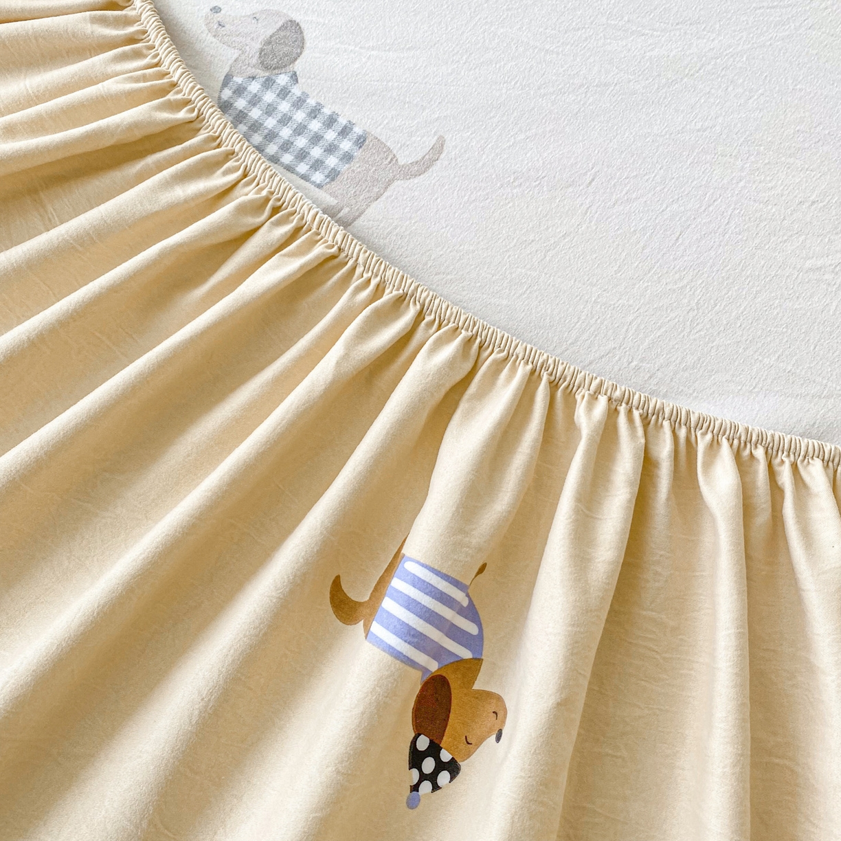 91家纺网 家纺一手货源 找家纺 首爱家纺 2025新款木棉双层纱印花床笠 腊肠狗狗