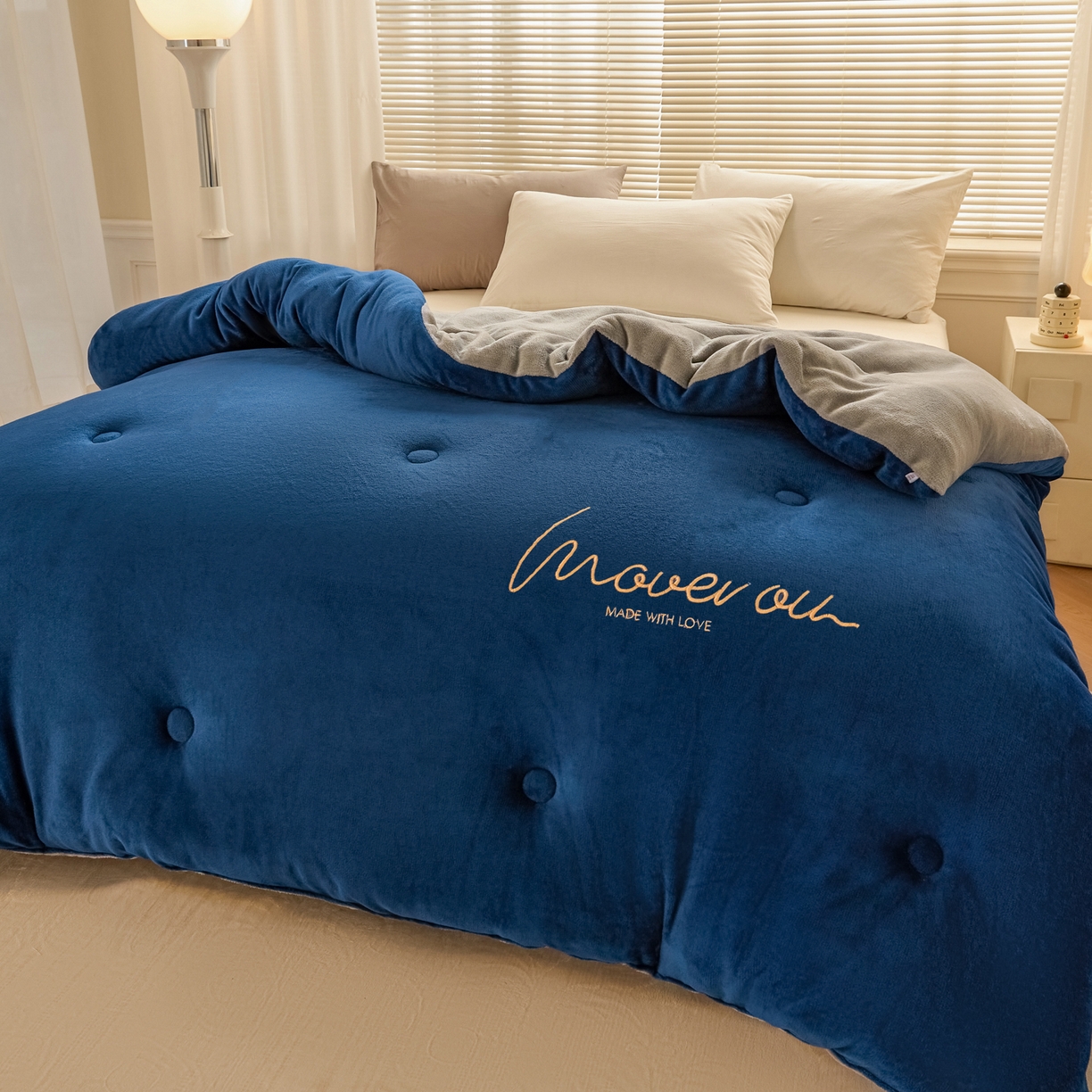 91家纺网 家纺一手货源 找家纺 （总）暖芯家纺 2025新款双拼色绣花牛奶绒冬被被子被芯