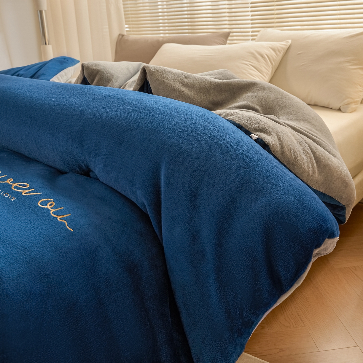 91家纺网 家纺一手货源 找家纺 （总）暖芯家纺 2025新款双拼色绣花牛奶绒冬被被子被芯