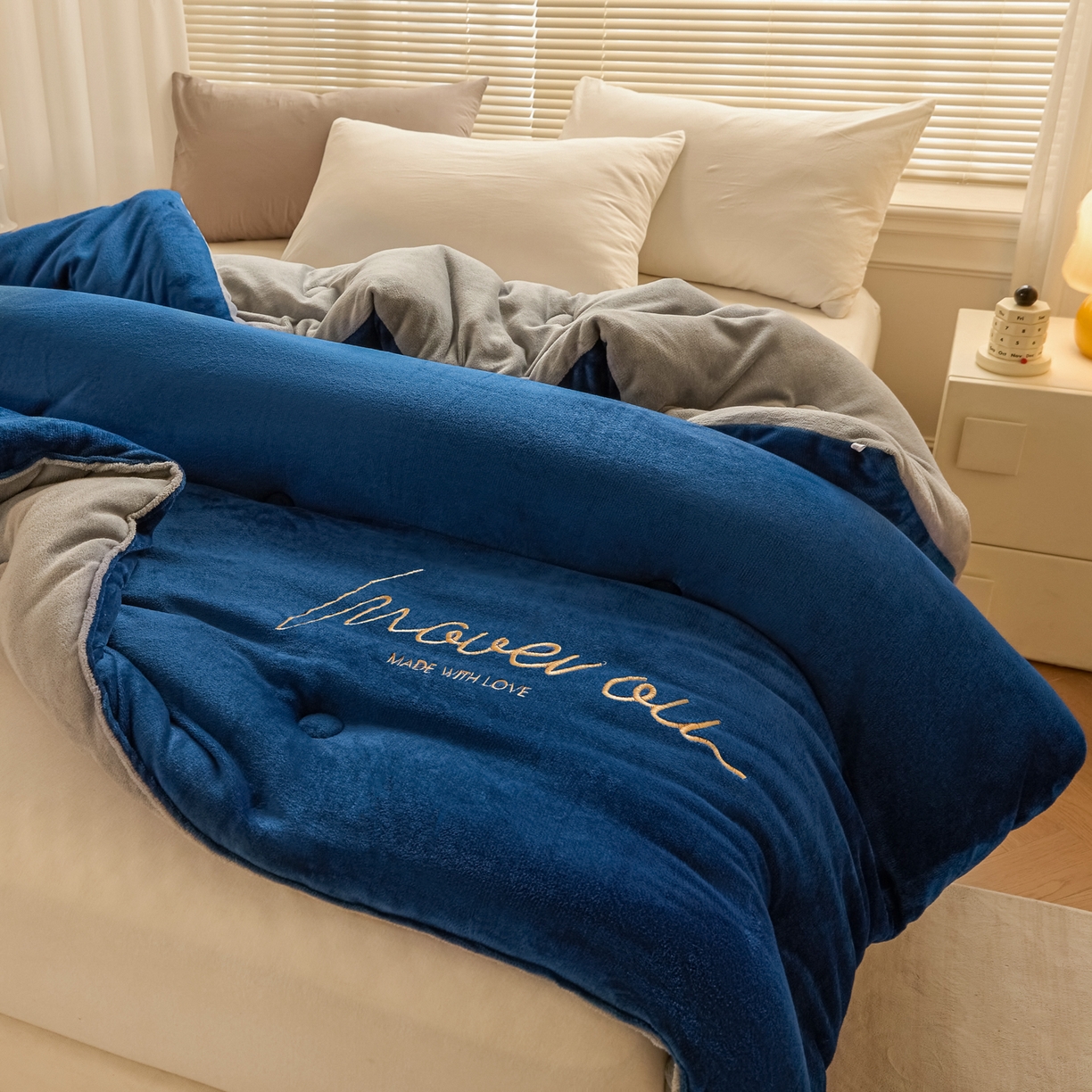 91家纺网 家纺一手货源 找家纺 （总）暖芯家纺 2025新款双拼色绣花牛奶绒冬被被子被芯