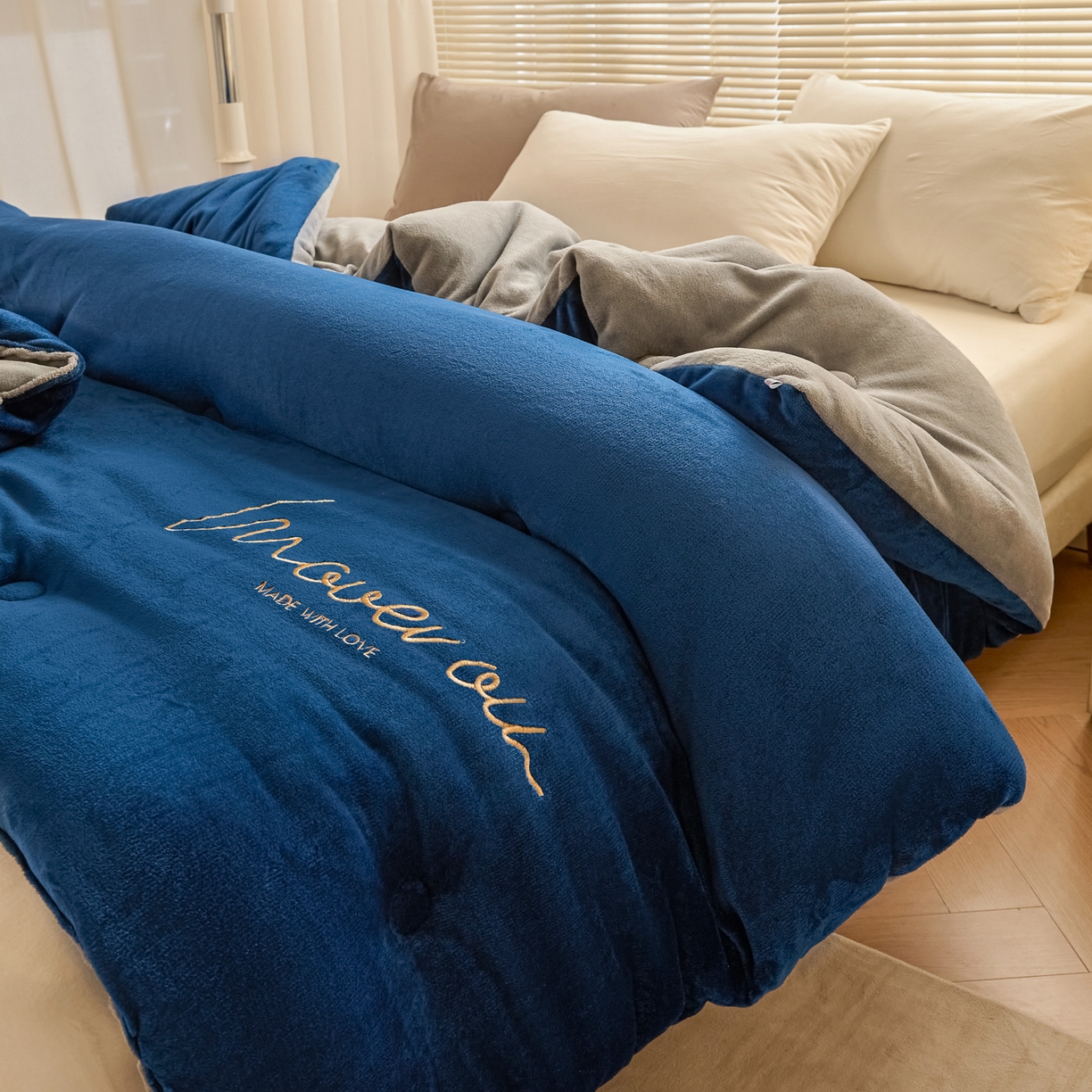 91家纺网 家纺一手货源 找家纺 （总）暖芯家纺 2025新款双拼色绣花牛奶绒冬被被子被芯