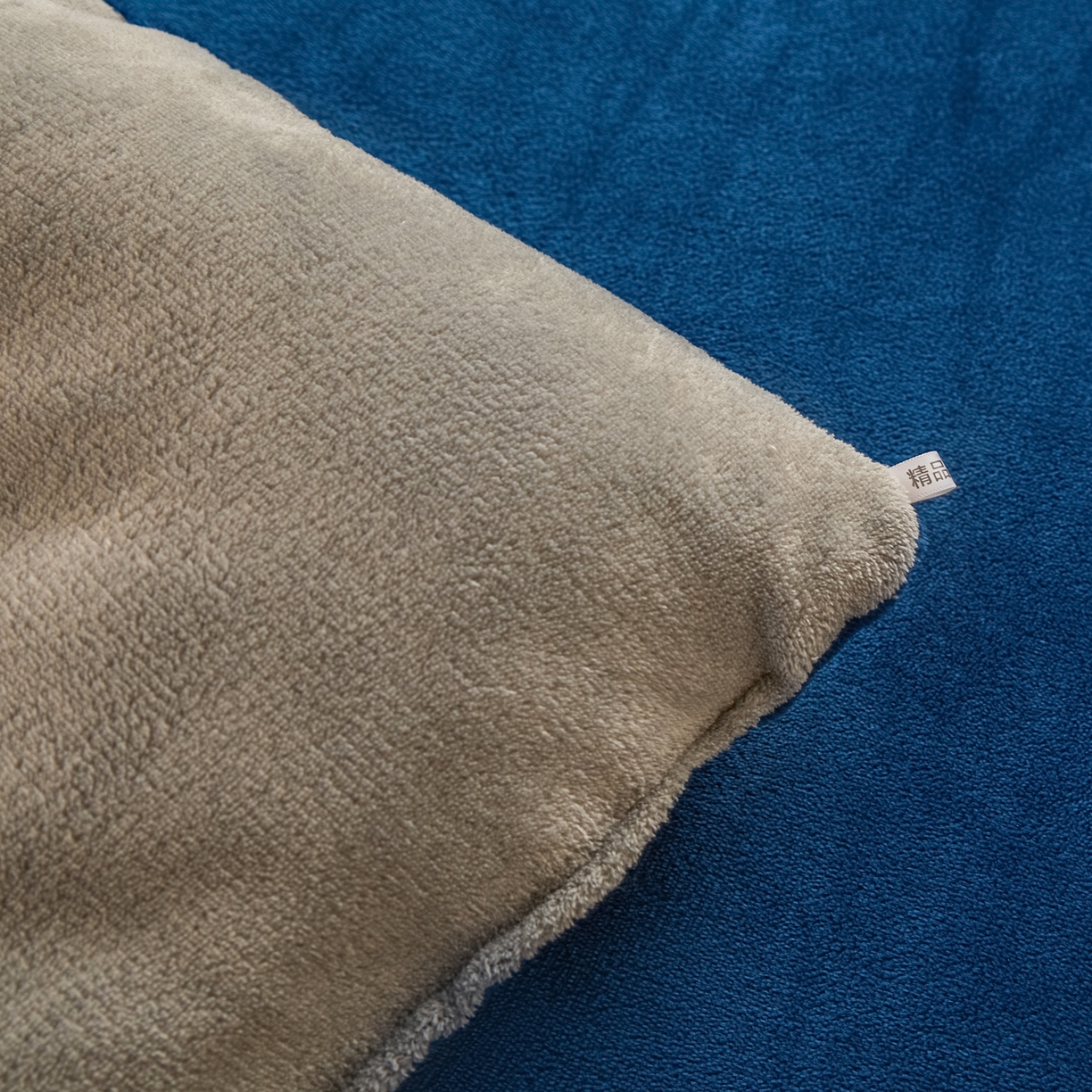 91家纺网 家纺一手货源 找家纺 （总）暖芯家纺 2025新款双拼色绣花牛奶绒冬被被子被芯