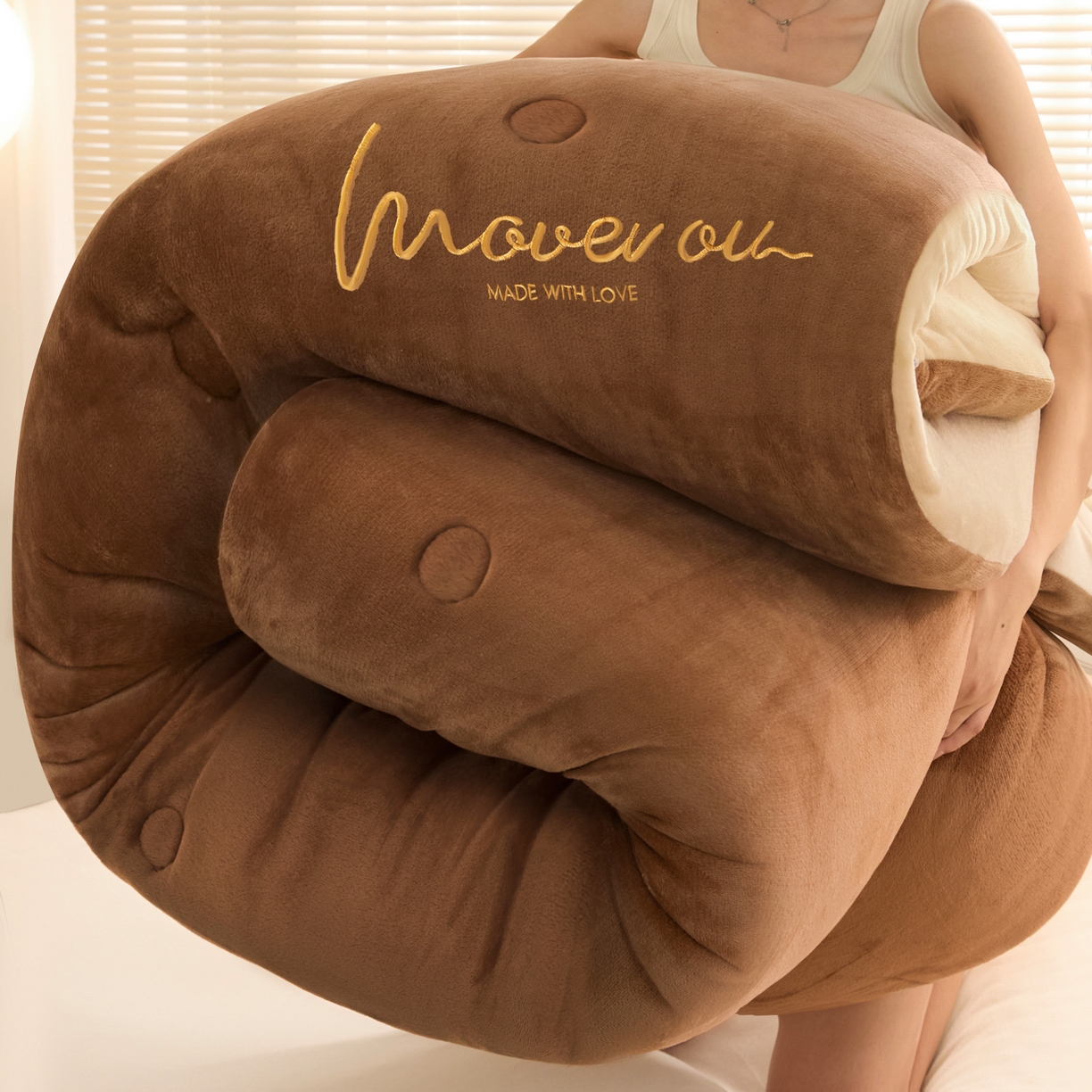 91家纺网 家纺一手货源 找家纺 （总）暖芯家纺 2025新款双拼色绣花牛奶绒冬被被子被芯