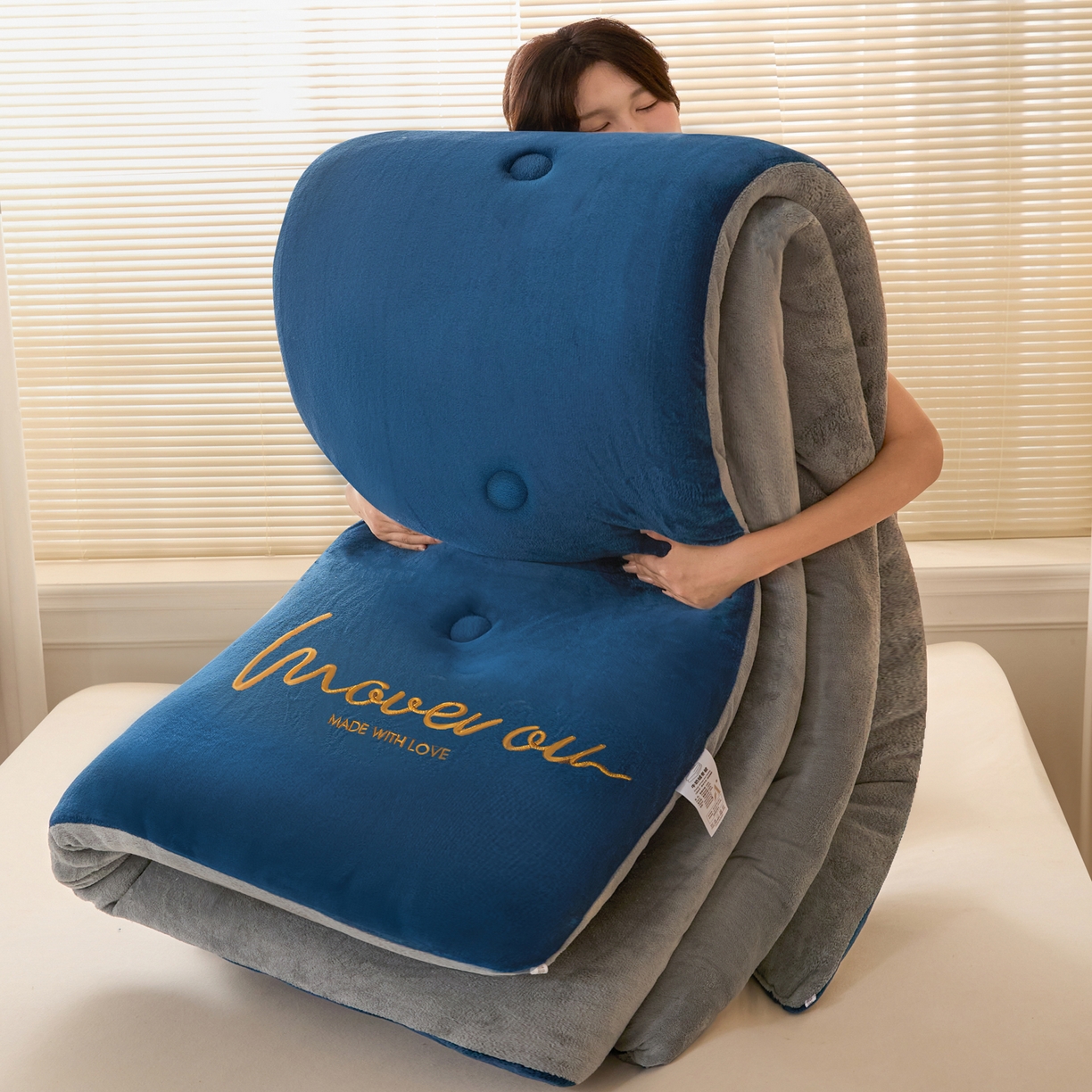 91家纺网 家纺一手货源 找家纺 暖芯家纺 2025新款双拼色绣花牛奶绒冬被被子被芯 宝石蓝