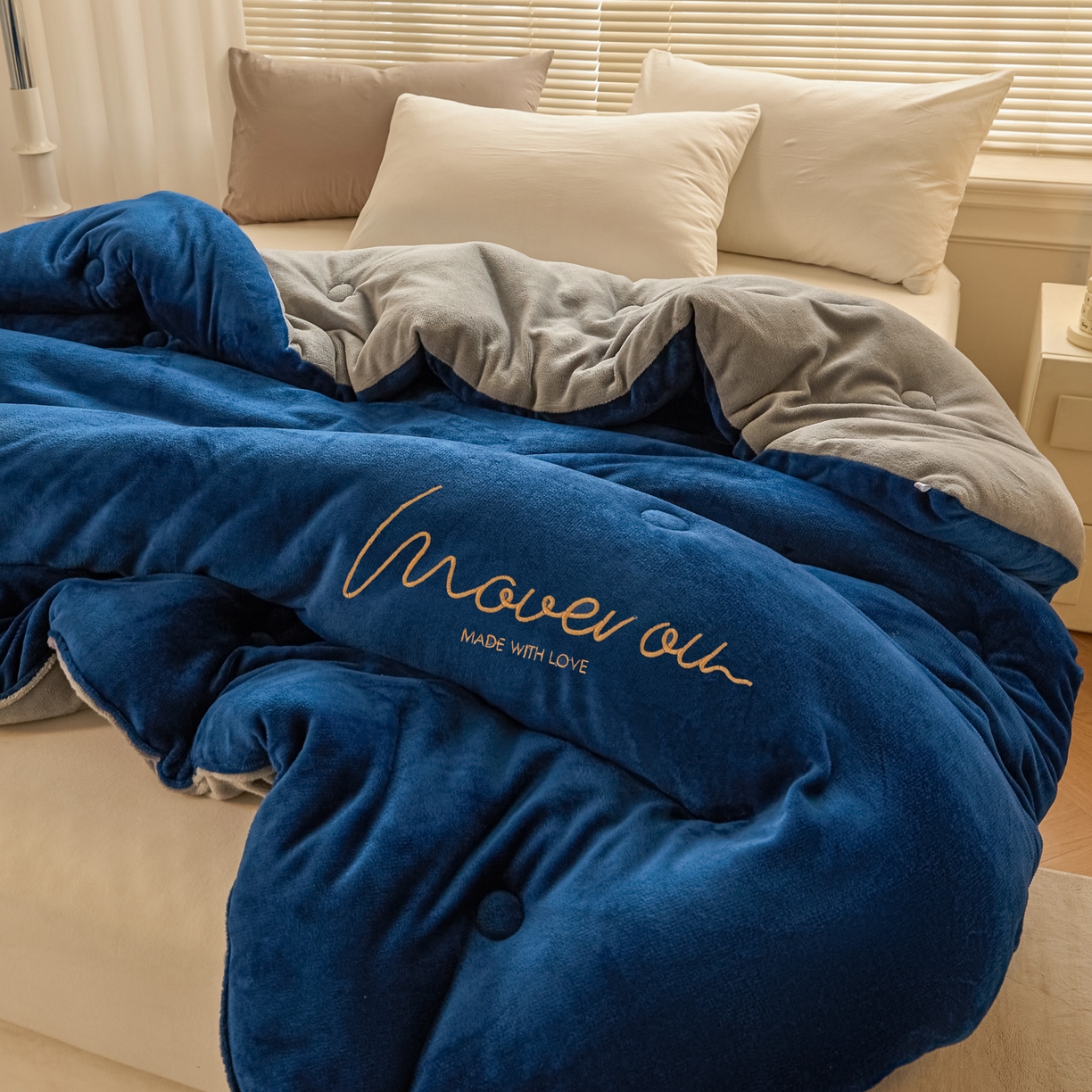 91家纺网 家纺一手货源 找家纺 暖芯家纺 2025新款双拼色绣花牛奶绒冬被被子被芯 宝石蓝