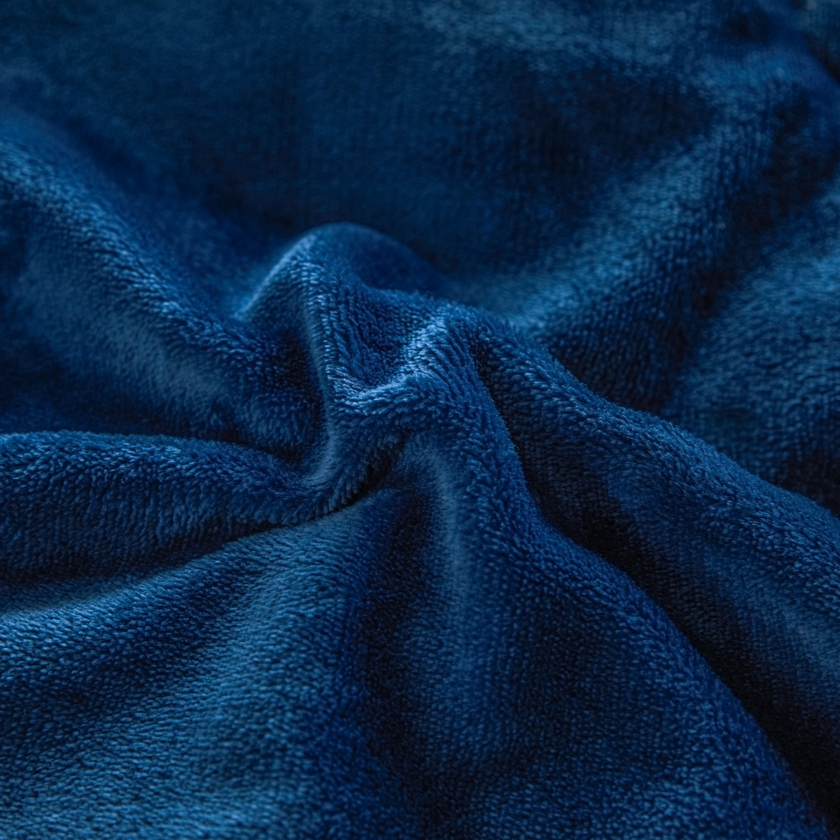 91家纺网 家纺一手货源 找家纺 暖芯家纺 2025新款双拼色绣花牛奶绒冬被被子被芯 宝石蓝