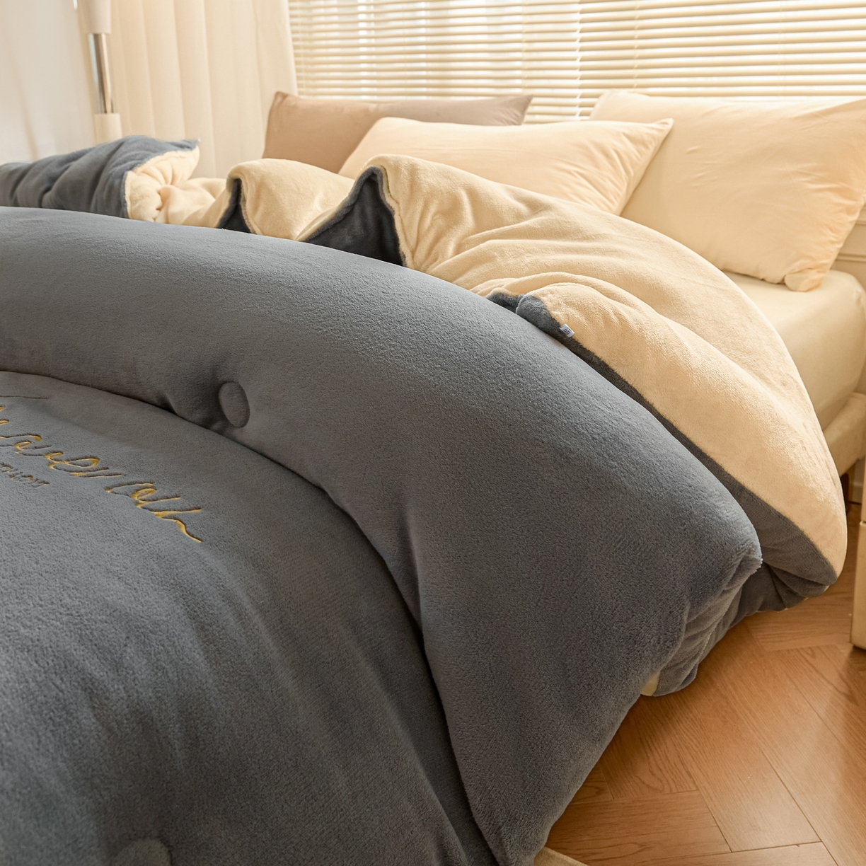 91家纺网 家纺一手货源 找家纺 暖芯家纺 2025新款双拼色绣花牛奶绒冬被被子被芯 绅士灰