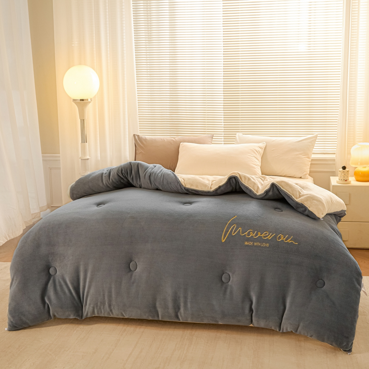 91家纺网 家纺一手货源 找家纺 暖芯家纺 2025新款双拼色绣花牛奶绒冬被被子被芯 绅士灰