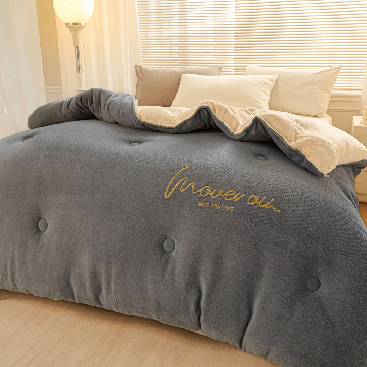 91家纺网 家纺一手货源 找家纺 暖芯家纺 2025新款双拼色绣花牛奶绒冬被被子被芯 绅士灰