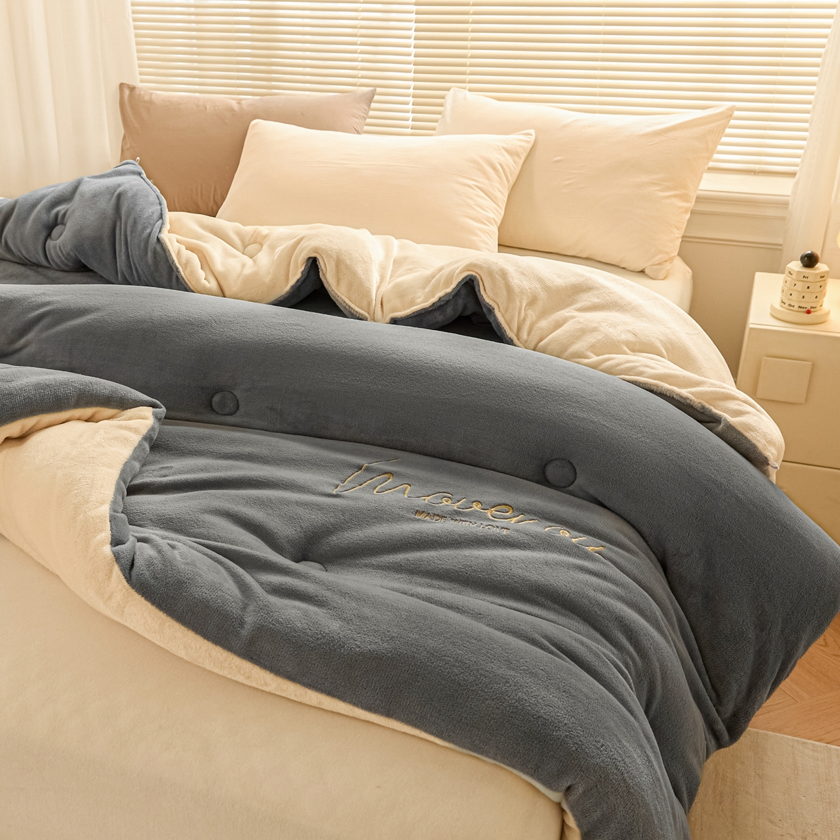 91家纺网 家纺一手货源 找家纺 暖芯家纺 2025新款双拼色绣花牛奶绒冬被被子被芯 绅士灰