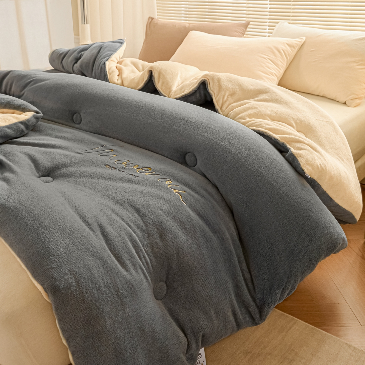 91家纺网 家纺一手货源 找家纺 暖芯家纺 2025新款双拼色绣花牛奶绒冬被被子被芯 绅士灰