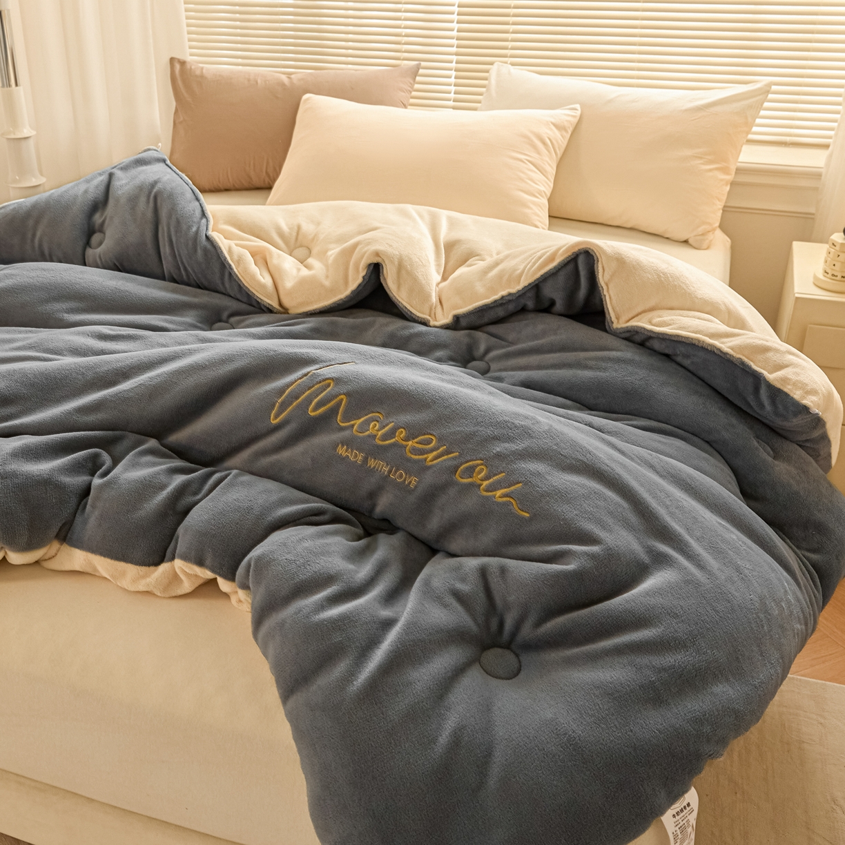 91家纺网 家纺一手货源 找家纺 暖芯家纺 2025新款双拼色绣花牛奶绒冬被被子被芯 绅士灰