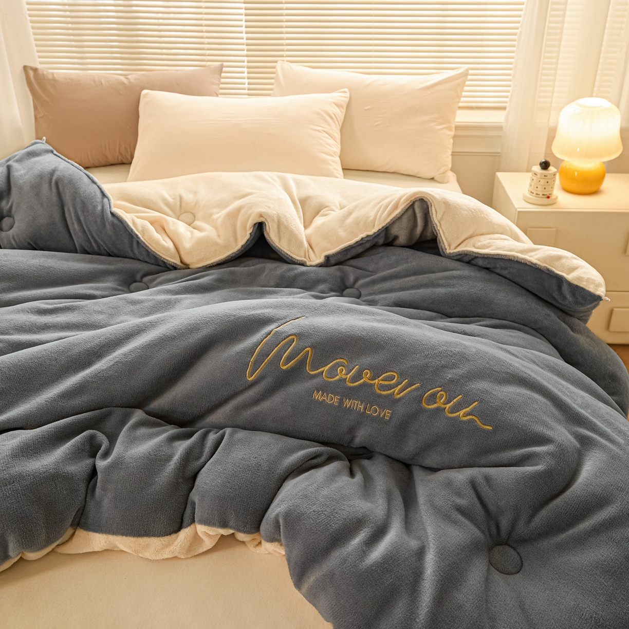 91家纺网 家纺一手货源 找家纺 暖芯家纺 2025新款双拼色绣花牛奶绒冬被被子被芯 绅士灰