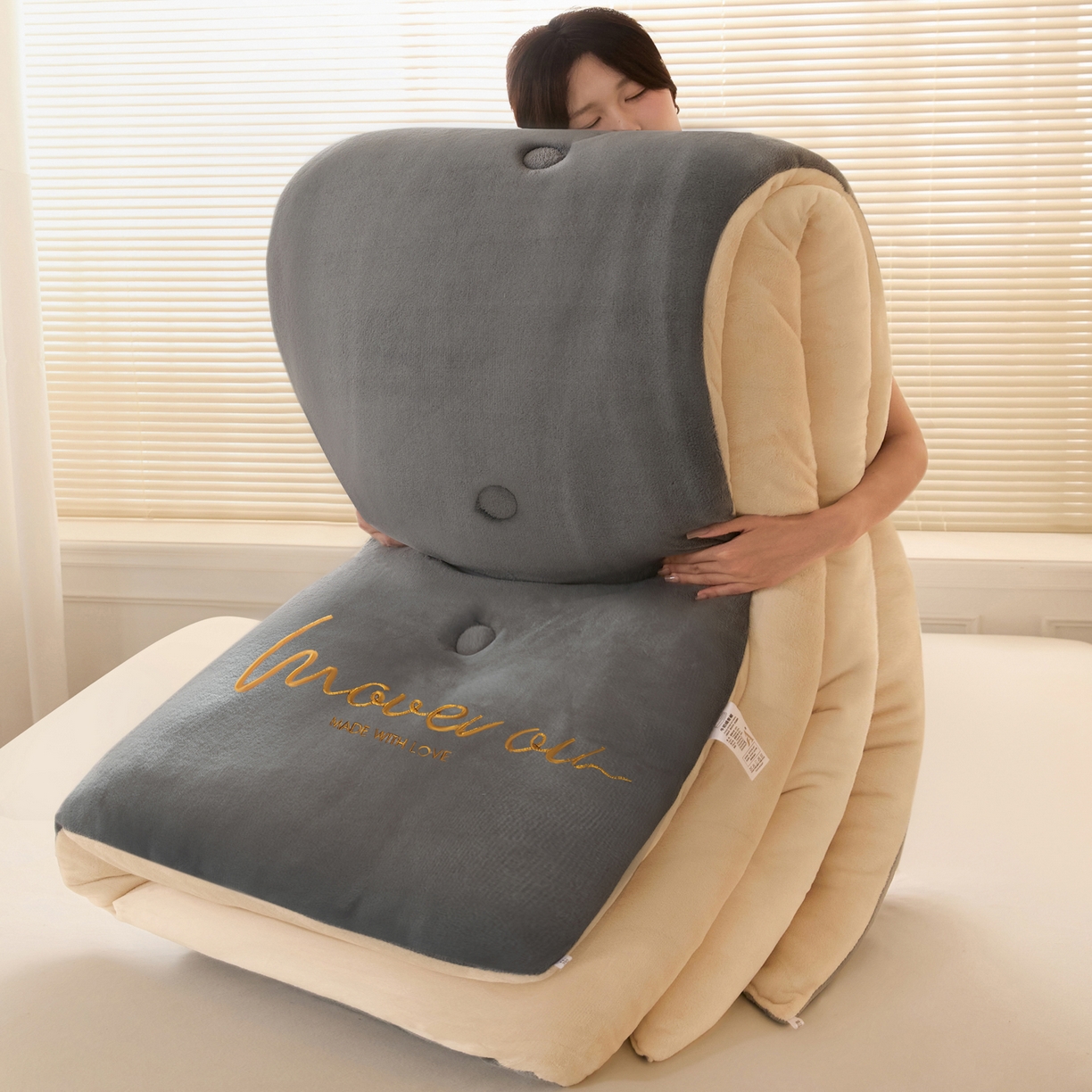 91家纺网 家纺一手货源 找家纺 暖芯家纺 2025新款双拼色绣花牛奶绒冬被被子被芯 绅士灰