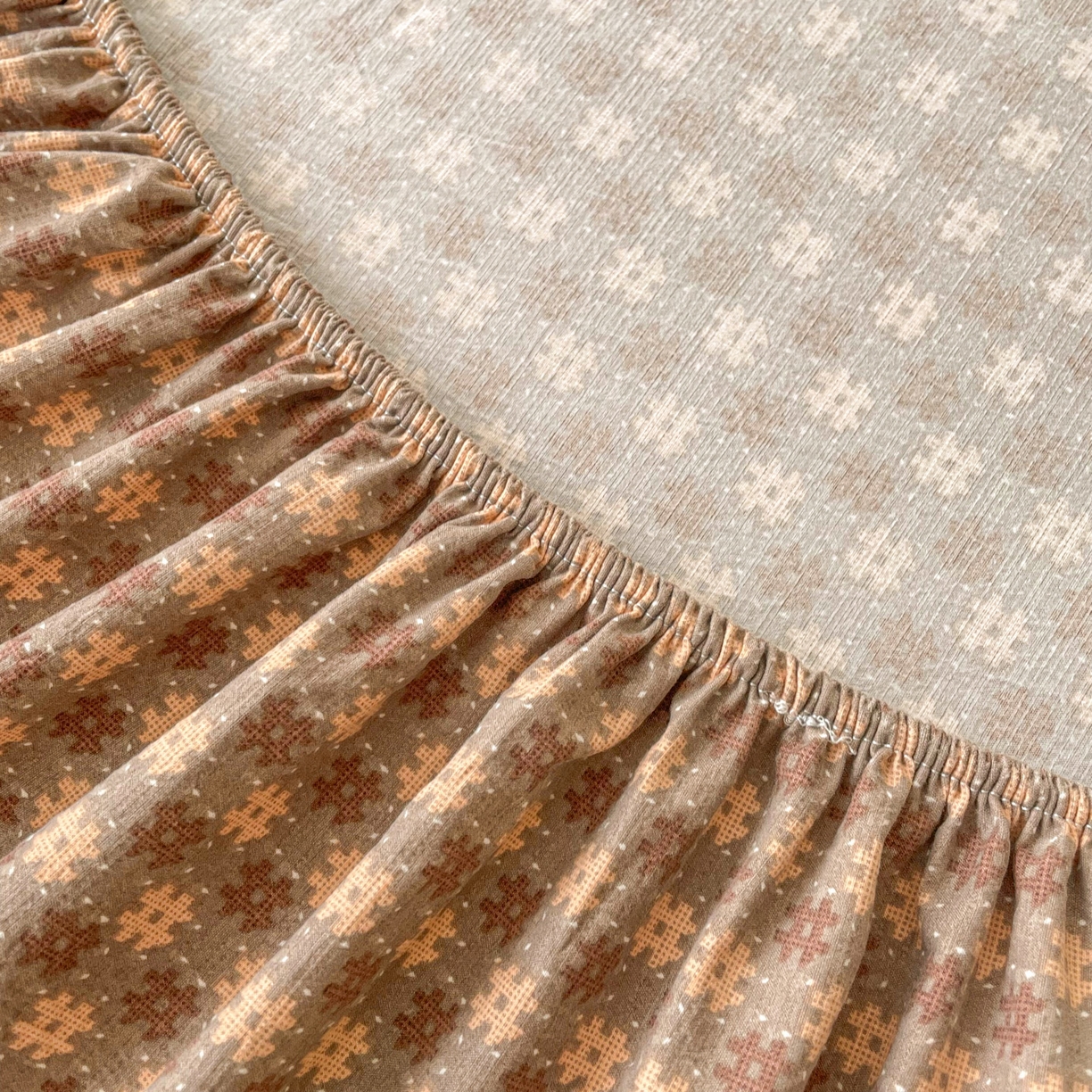 91家纺网 家纺一手货源 找家纺 首爱家纺 2025新款木棉双层纱印花床笠 素红格