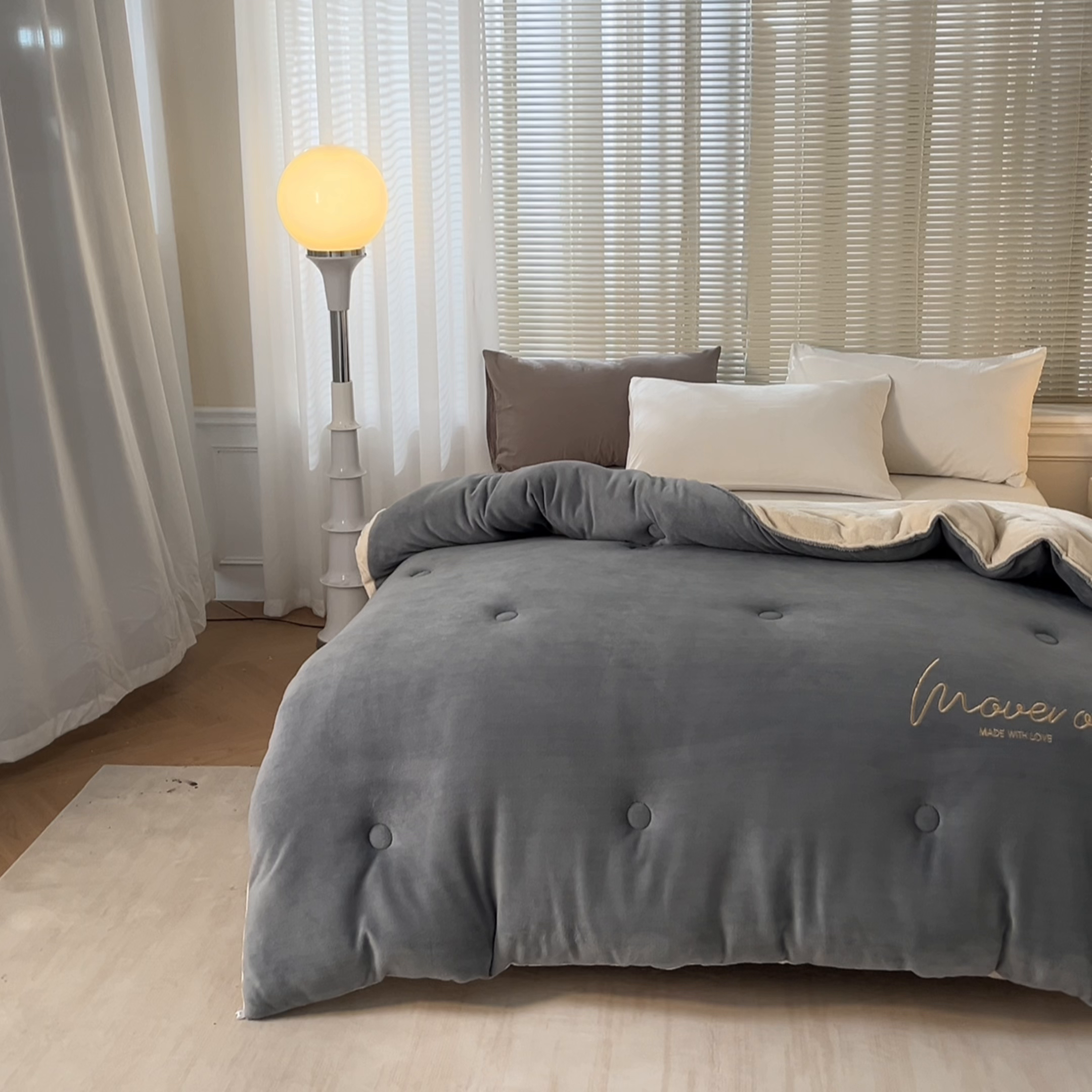 91家纺网 家纺一手货源 找家纺 暖芯家纺 2025新款双拼色绣花牛奶绒冬被被子被芯 绅士灰