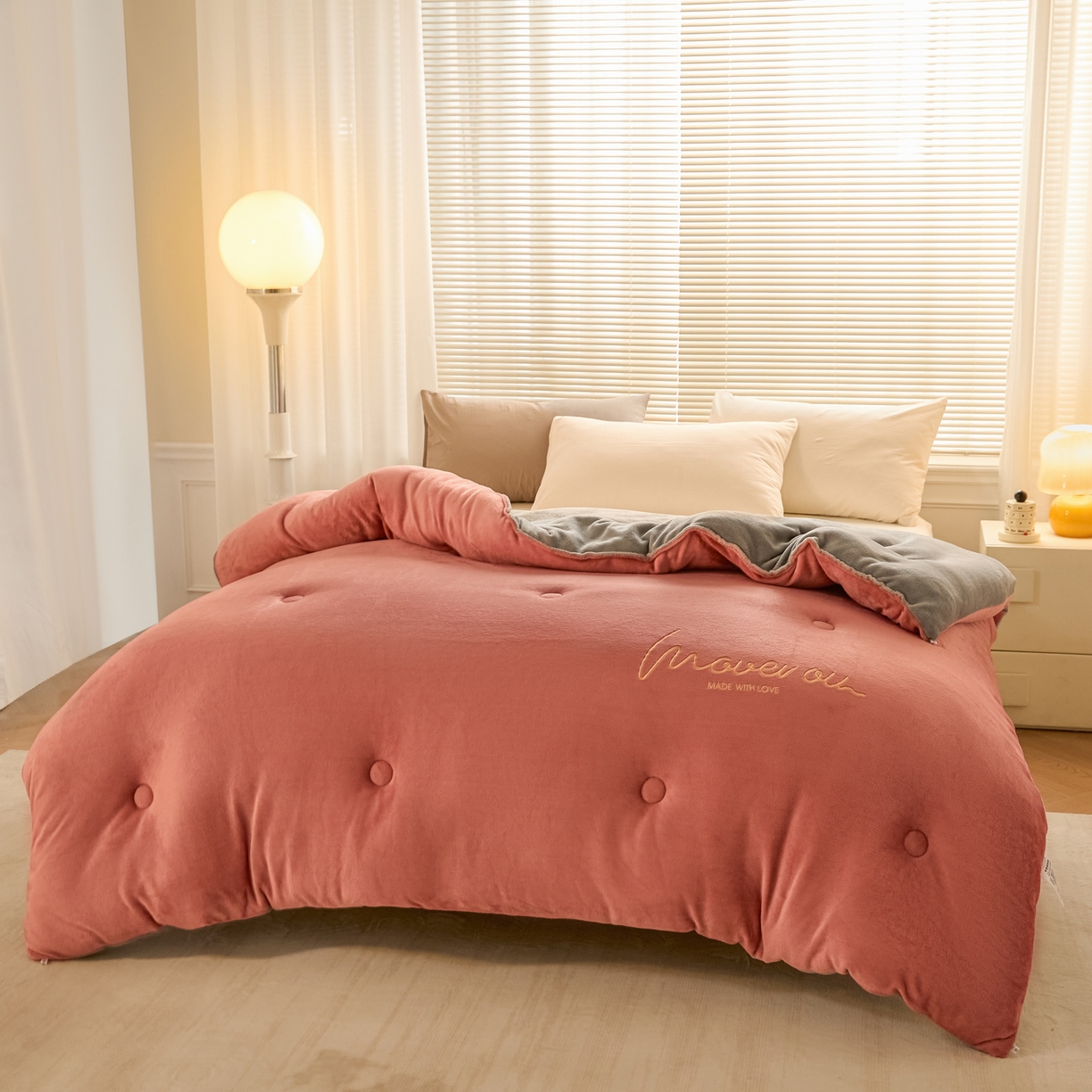 91家纺网 家纺一手货源 找家纺 暖芯家纺 2025新款双拼色绣花牛奶绒冬被被子被芯 深豆沙