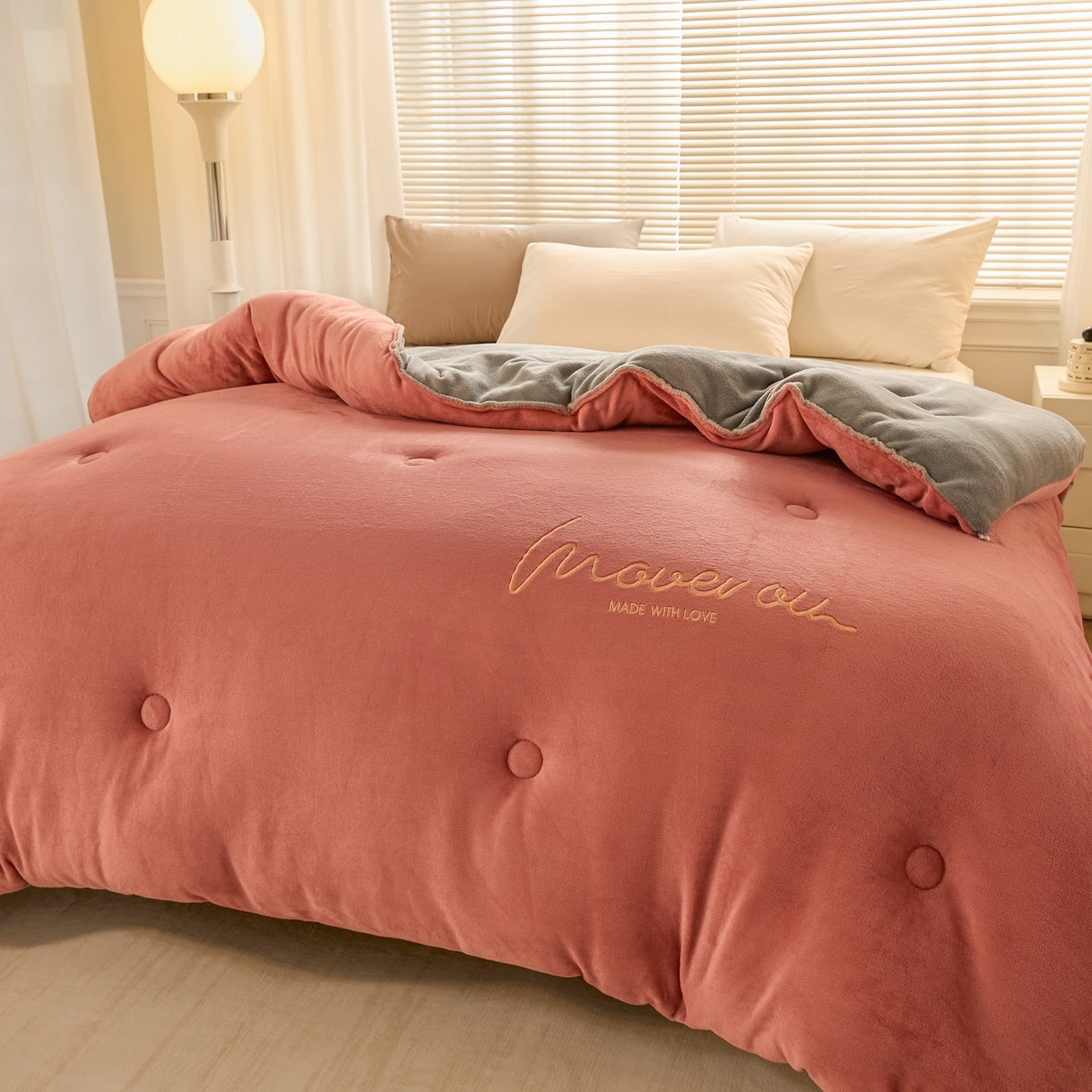 91家纺网 家纺一手货源 找家纺 暖芯家纺 2025新款双拼色绣花牛奶绒冬被被子被芯 深豆沙