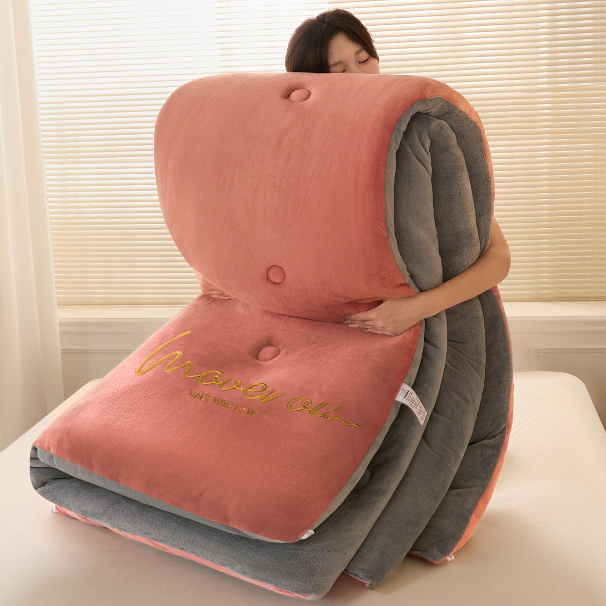 91家纺网 家纺一手货源 找家纺 暖芯家纺 2025新款双拼色绣花牛奶绒冬被被子被芯 深豆沙