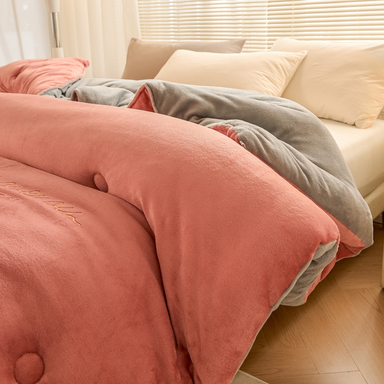 91家纺网 家纺一手货源 找家纺 暖芯家纺 2025新款双拼色绣花牛奶绒冬被被子被芯 深豆沙