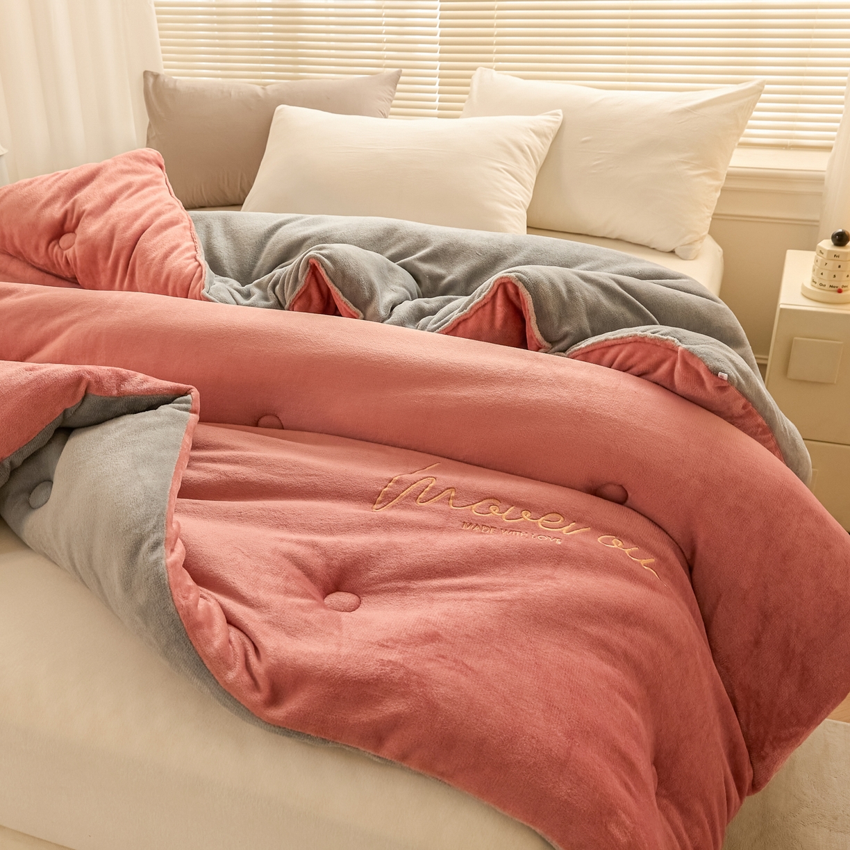 91家纺网 家纺一手货源 找家纺 暖芯家纺 2025新款双拼色绣花牛奶绒冬被被子被芯 深豆沙