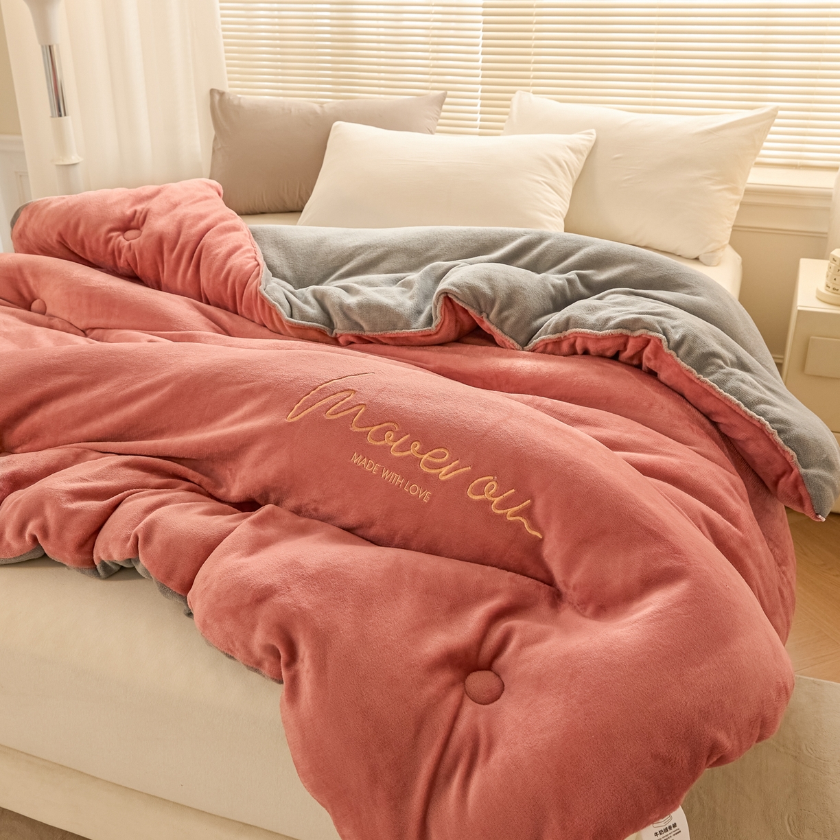 91家纺网 家纺一手货源 找家纺 暖芯家纺 2025新款双拼色绣花牛奶绒冬被被子被芯 深豆沙