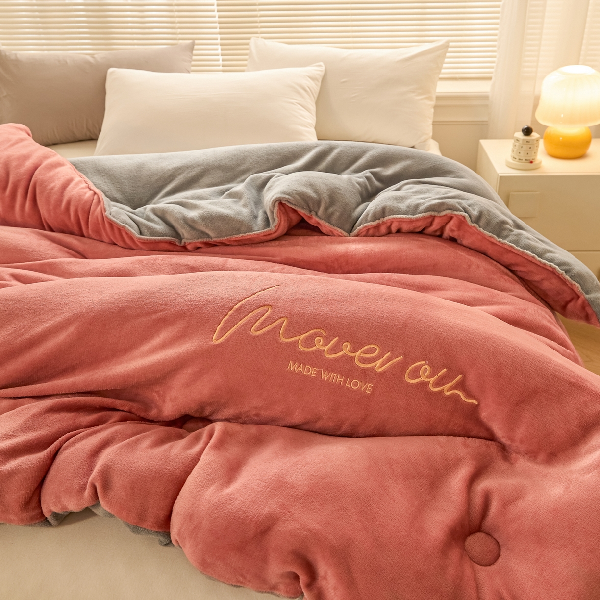 91家纺网 家纺一手货源 找家纺 暖芯家纺 2025新款双拼色绣花牛奶绒冬被被子被芯 深豆沙