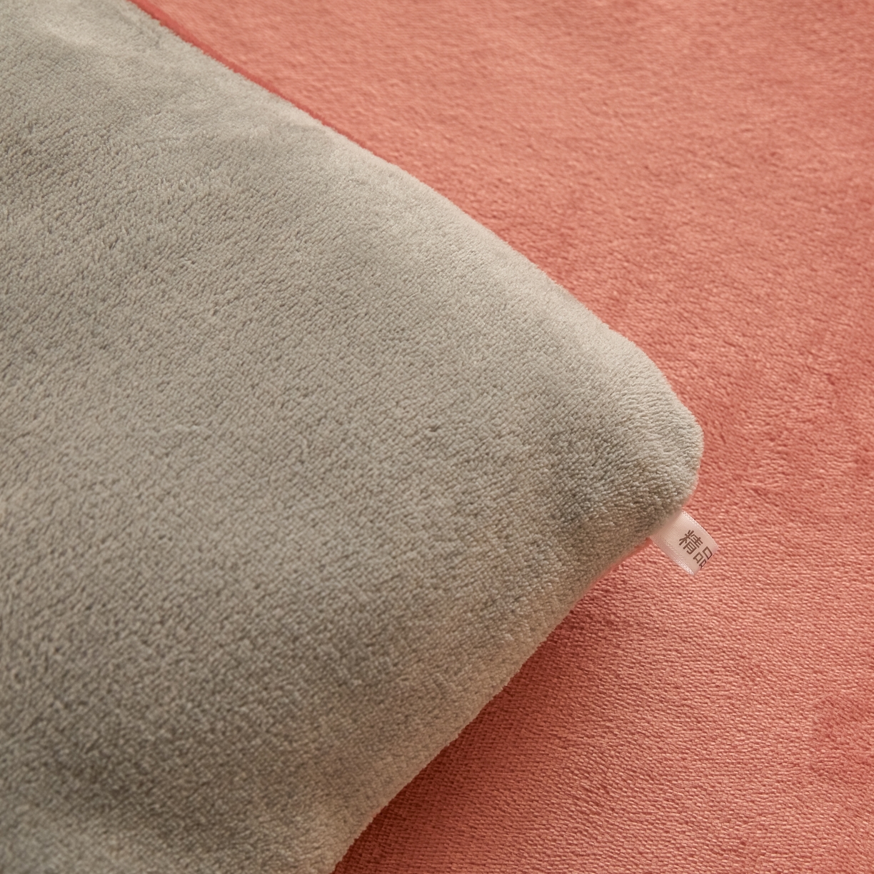 91家纺网 家纺一手货源 找家纺 暖芯家纺 2025新款双拼色绣花牛奶绒冬被被子被芯 深豆沙