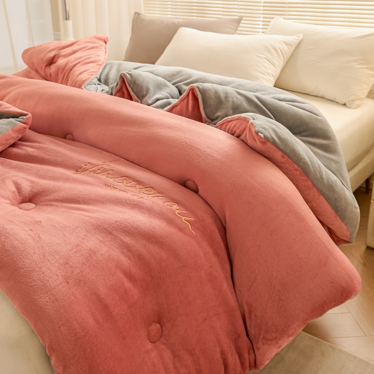 91家纺网 家纺一手货源 找家纺 暖芯家纺 2025新款双拼色绣花牛奶绒冬被被子被芯 深豆沙