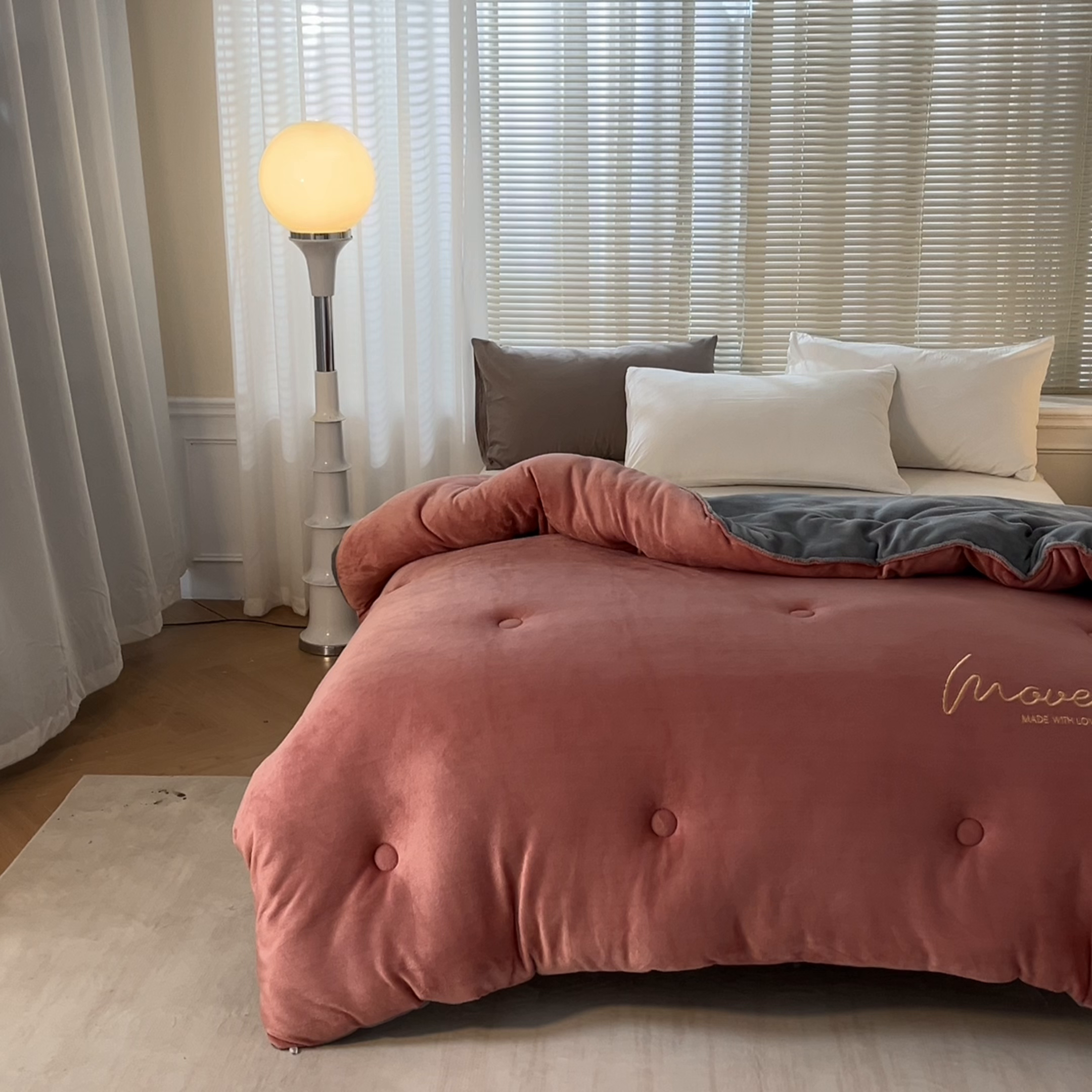 91家纺网 家纺一手货源 找家纺 暖芯家纺 2025新款双拼色绣花牛奶绒冬被被子被芯 深豆沙