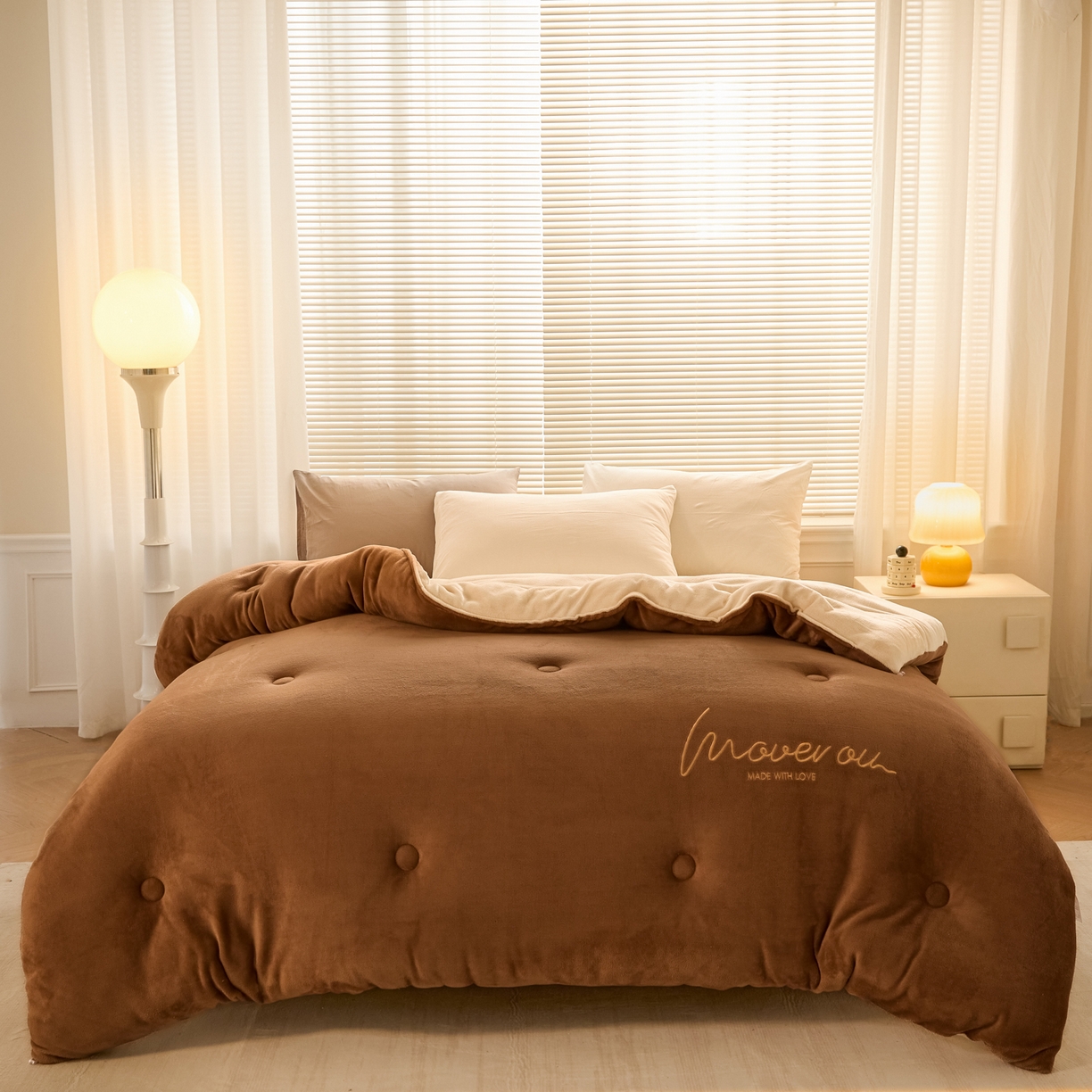 91家纺网 家纺一手货源 找家纺 暖芯家纺 2025新款双拼色绣花牛奶绒冬被被子被芯 太妃咖