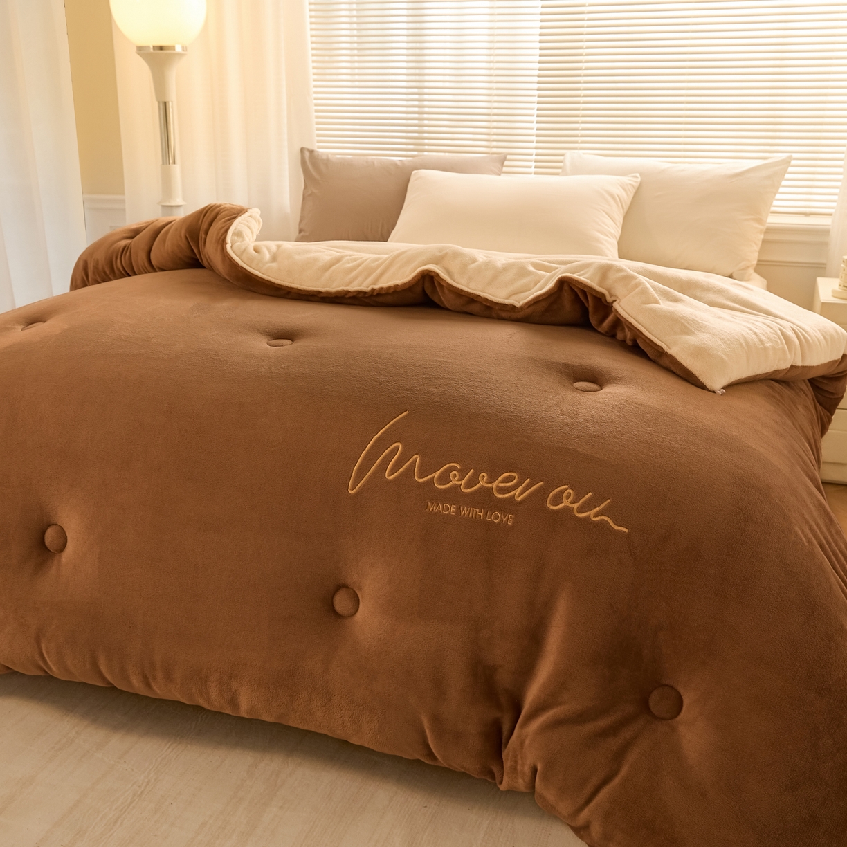 91家纺网 家纺一手货源 找家纺 暖芯家纺 2025新款双拼色绣花牛奶绒冬被被子被芯 太妃咖