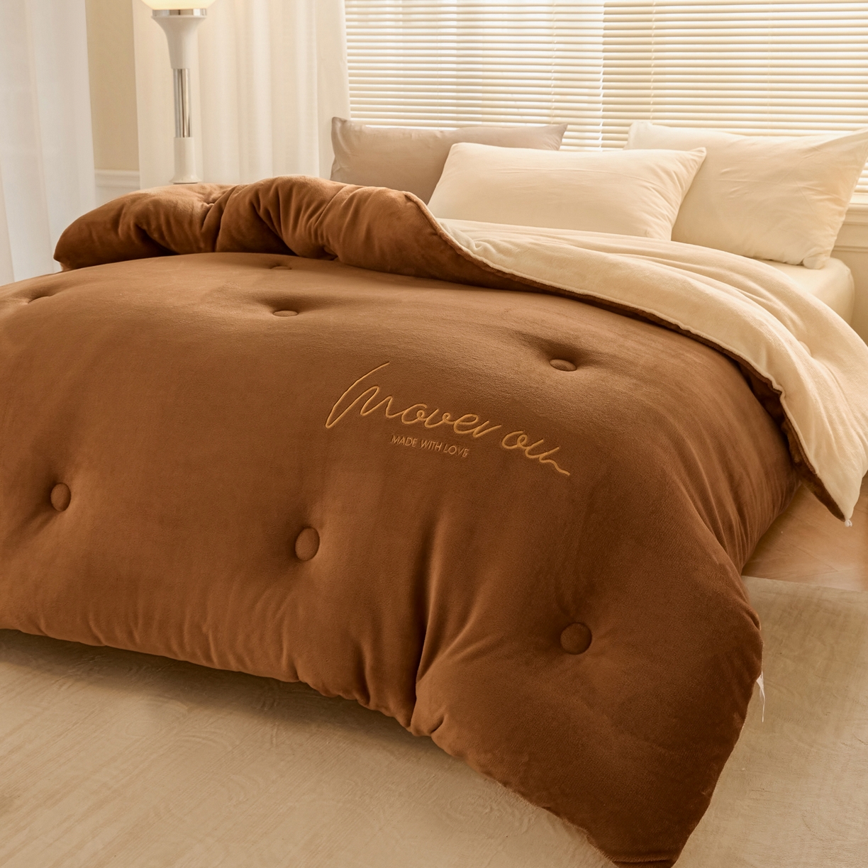 91家纺网 家纺一手货源 找家纺 暖芯家纺 2025新款双拼色绣花牛奶绒冬被被子被芯 太妃咖