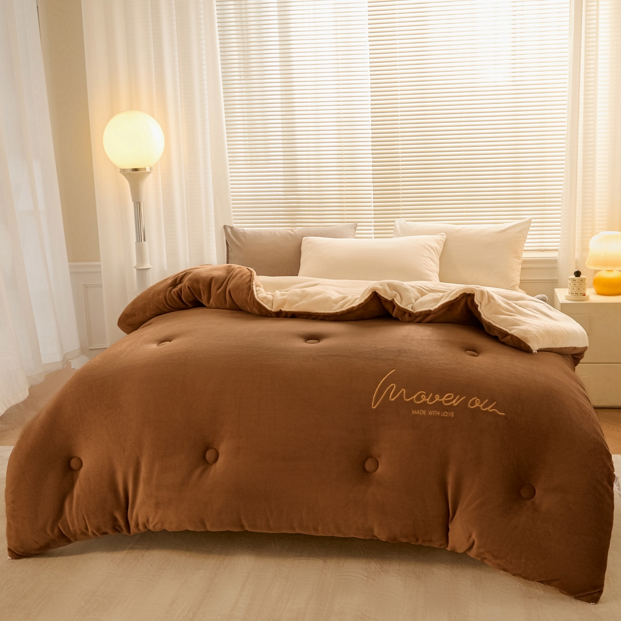 91家纺网 家纺一手货源 找家纺 暖芯家纺 2025新款双拼色绣花牛奶绒冬被被子被芯 太妃咖