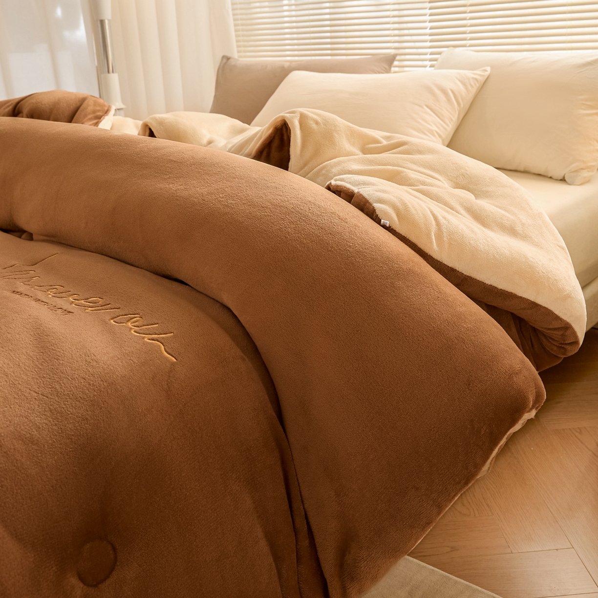 91家纺网 家纺一手货源 找家纺 暖芯家纺 2025新款双拼色绣花牛奶绒冬被被子被芯 太妃咖