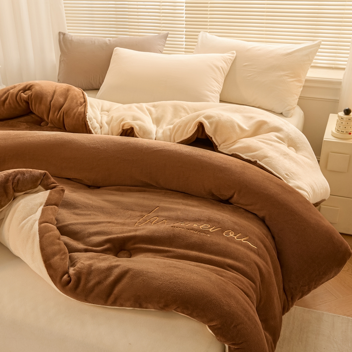 91家纺网 家纺一手货源 找家纺 暖芯家纺 2025新款双拼色绣花牛奶绒冬被被子被芯 太妃咖