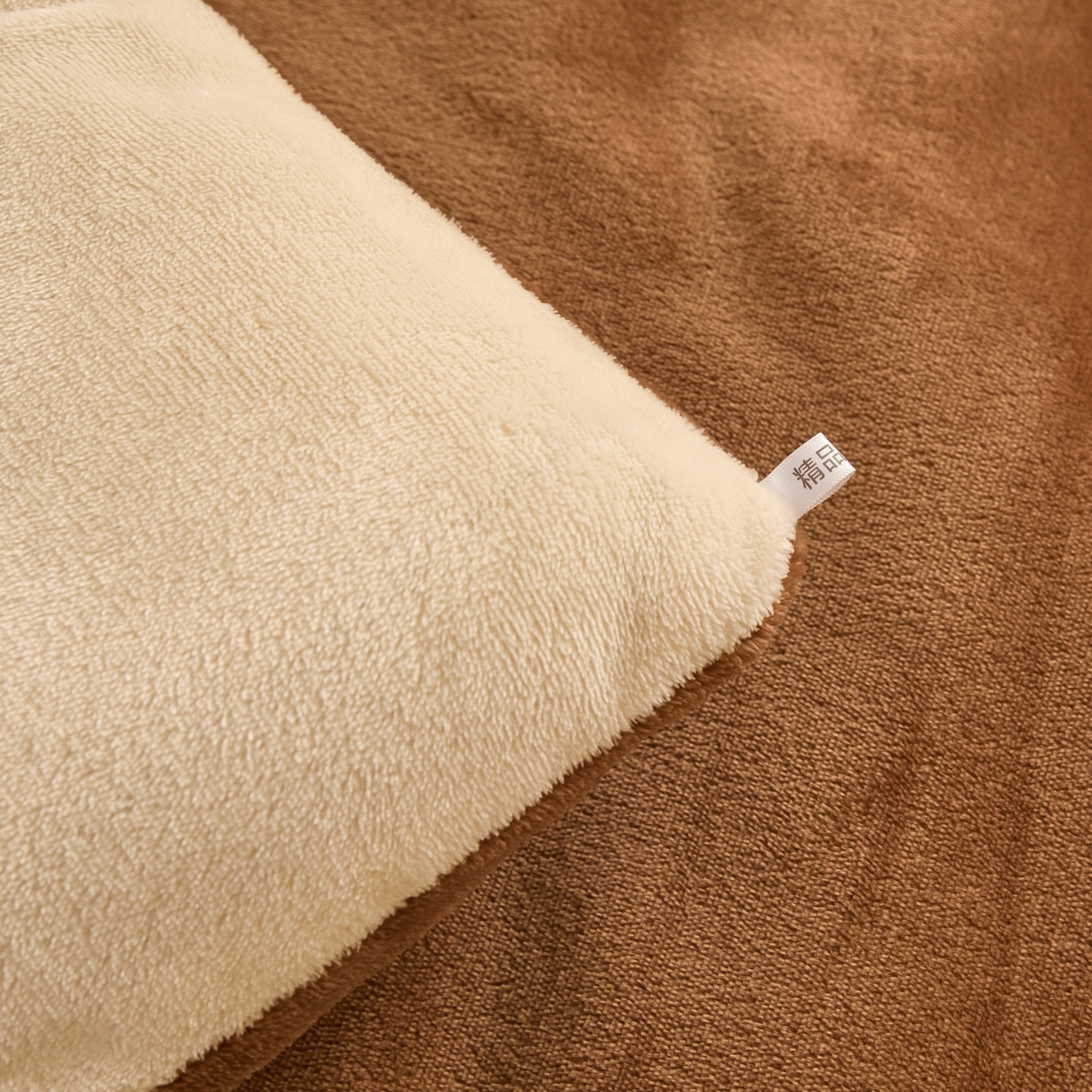 91家纺网 家纺一手货源 找家纺 暖芯家纺 2025新款双拼色绣花牛奶绒冬被被子被芯 太妃咖