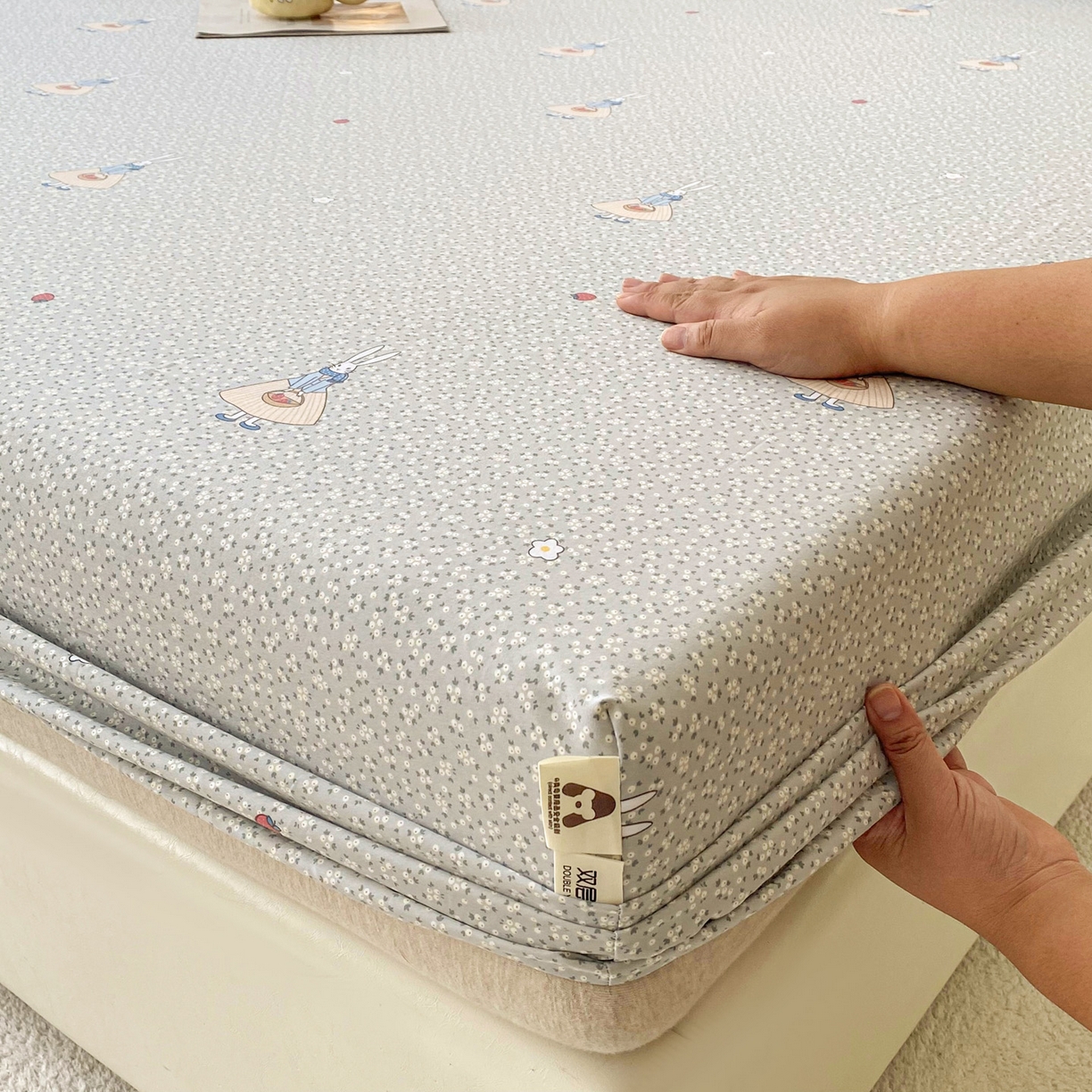 91家纺网 家纺一手货源 找家纺 首爱家纺 2025新款木棉双层纱印花床笠 兔斯基