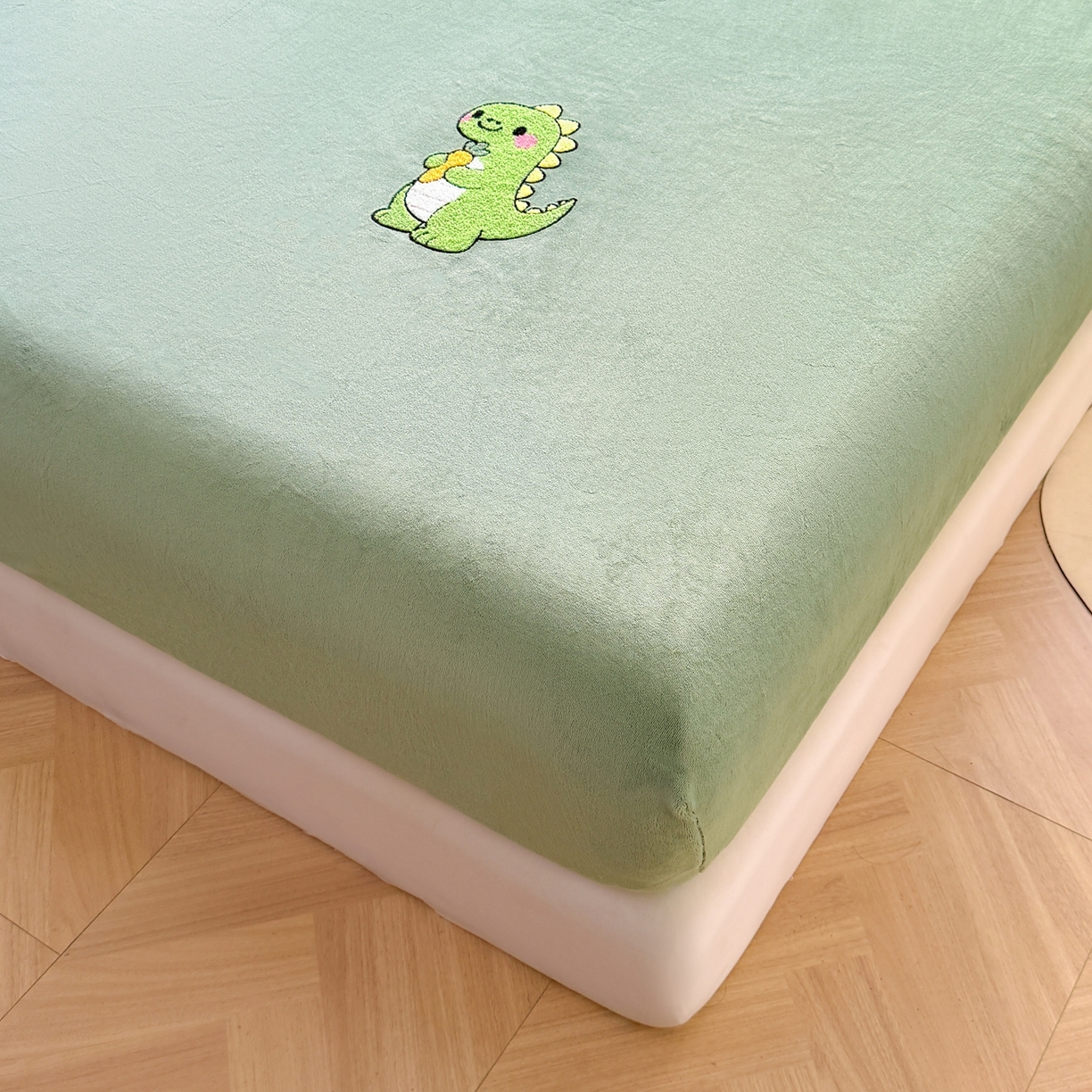 91家纺网 家纺一手货源 找家纺 湘之帛 2025新款牛奶绒印花床笠 小恐龙-草绿