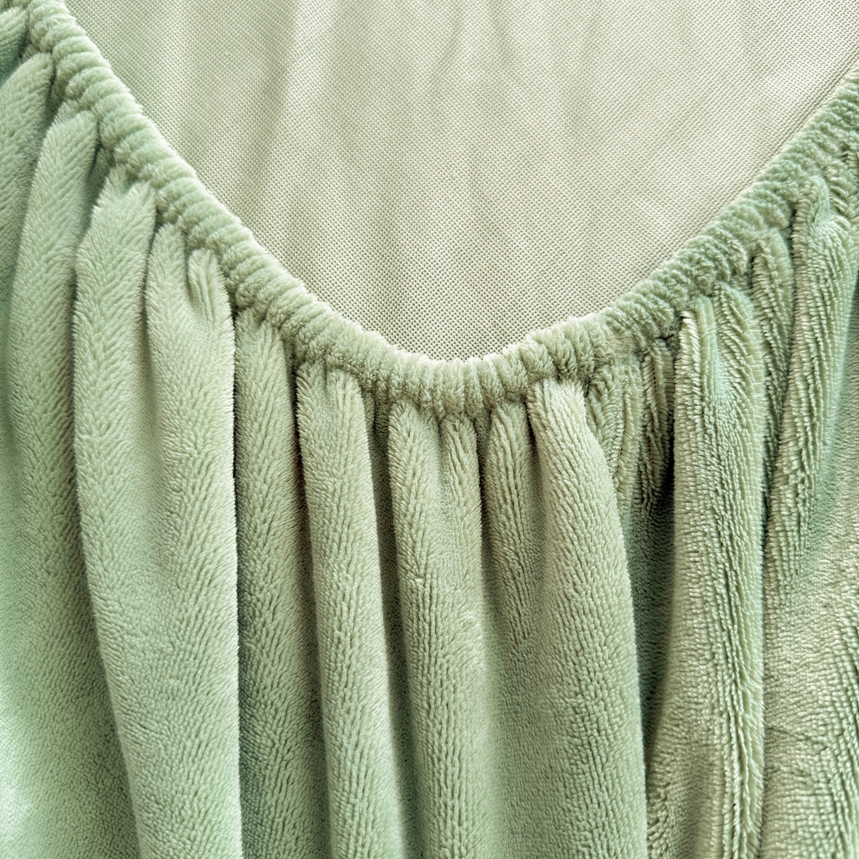 91家纺网 家纺一手货源 找家纺 湘之帛 2025新款牛奶绒印花床笠 小恐龙-草绿